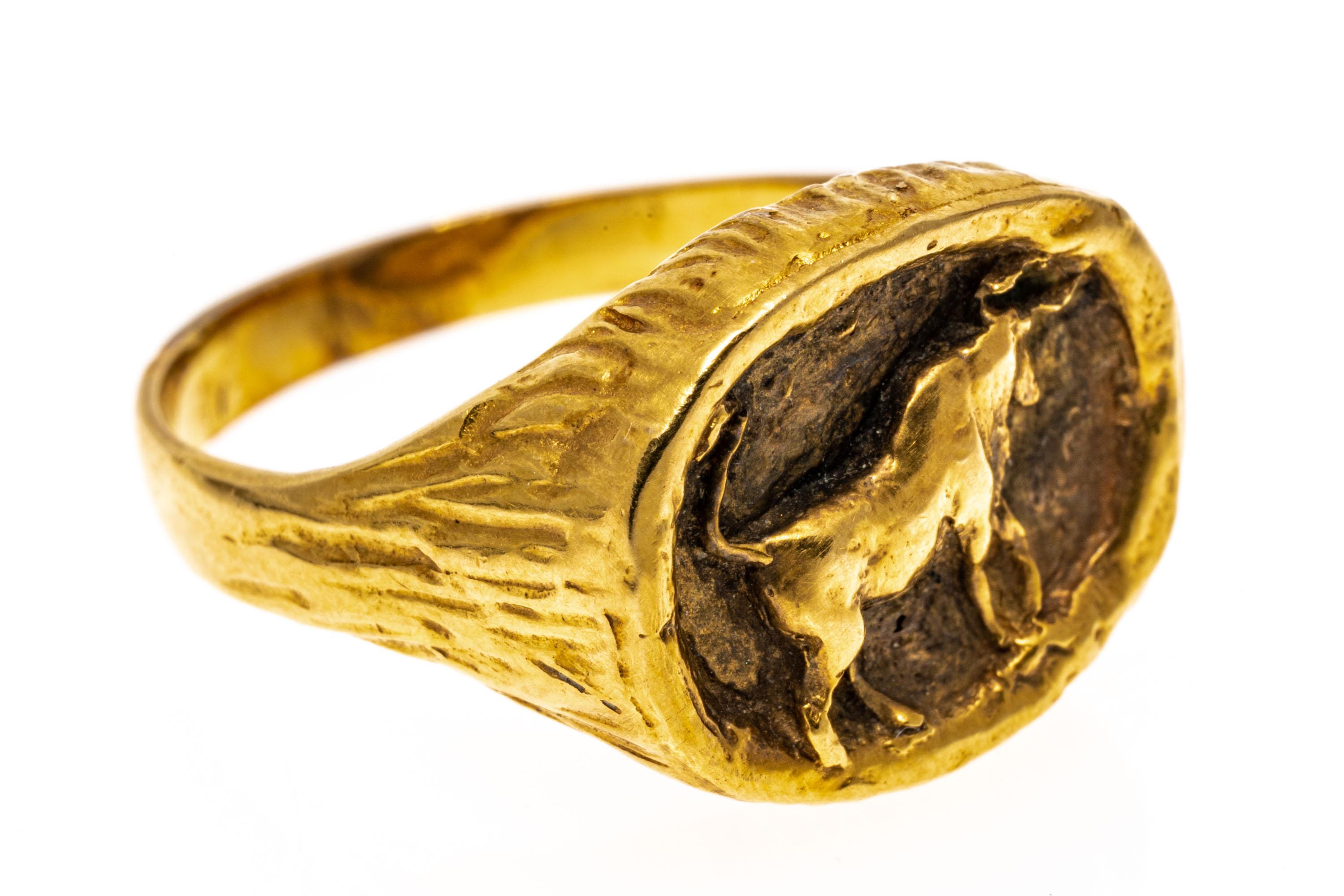 14 Karat Gelbgold geschwärzter horizontaler ovaler Ring mit Taurus-Motiv 2
