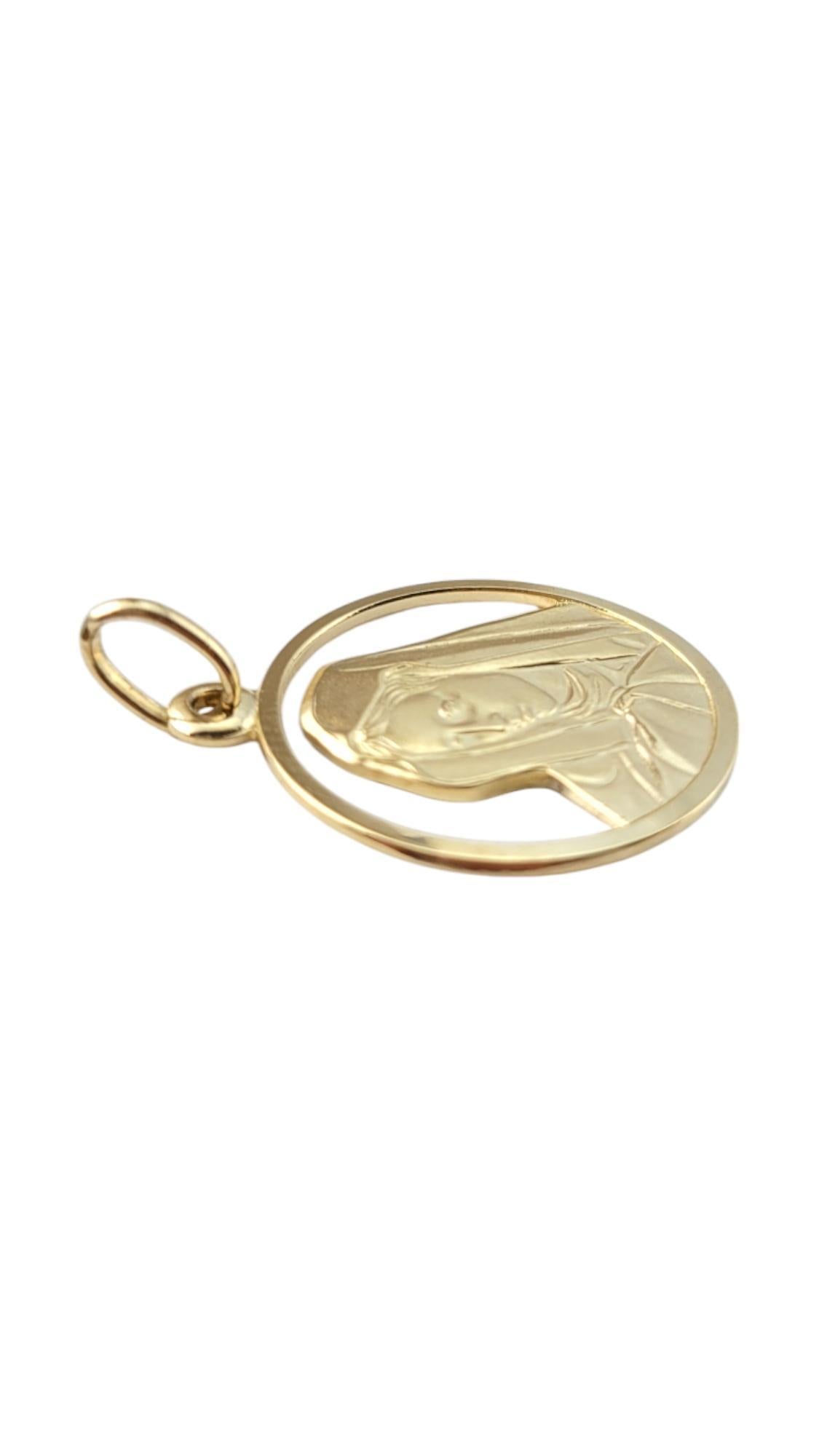 Charm en or jaune 14K de la Blessing Mother #20854 en vente 1