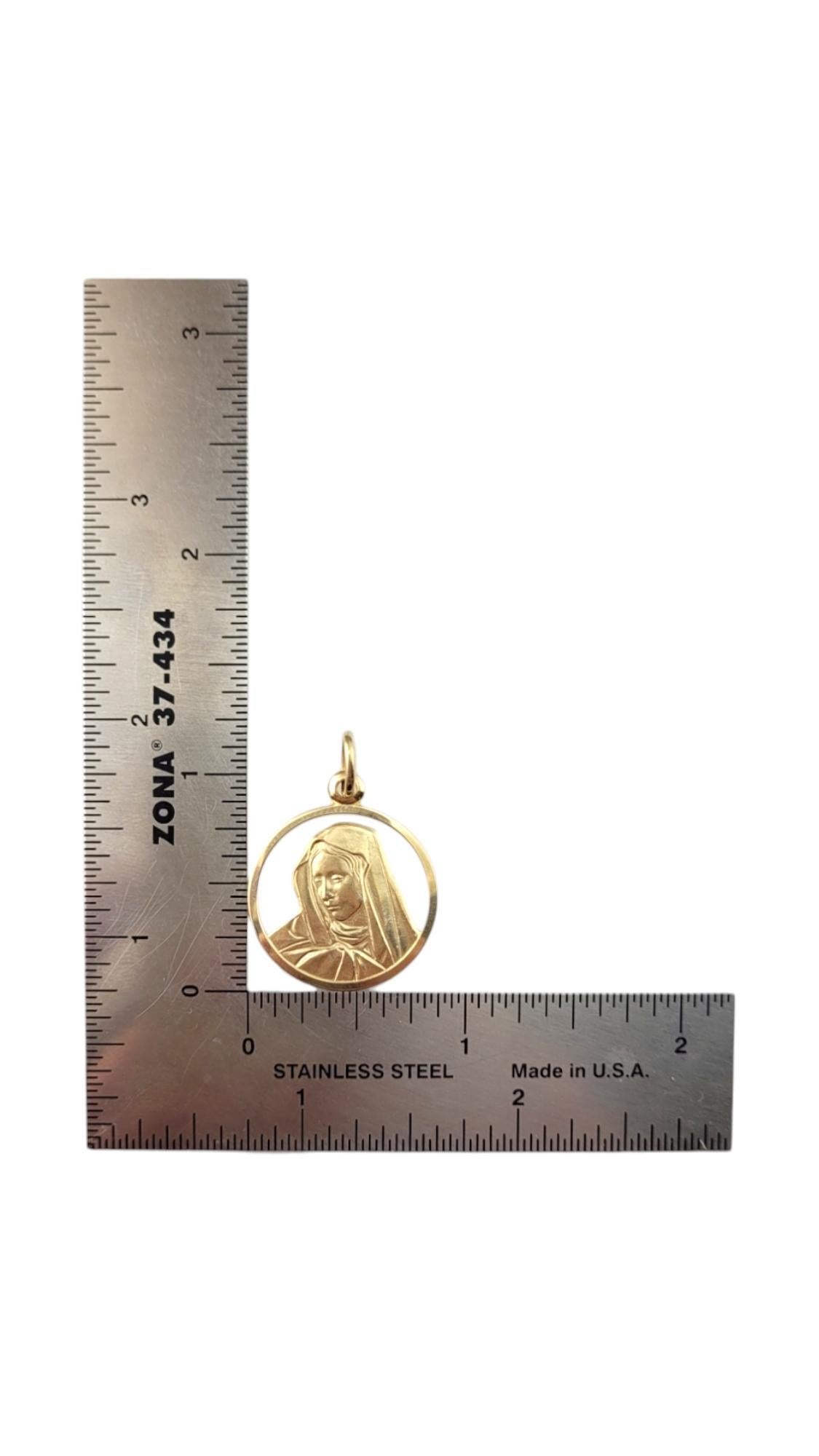 Charm en or jaune 14K de la Blessing Mother #20854 en vente 3
