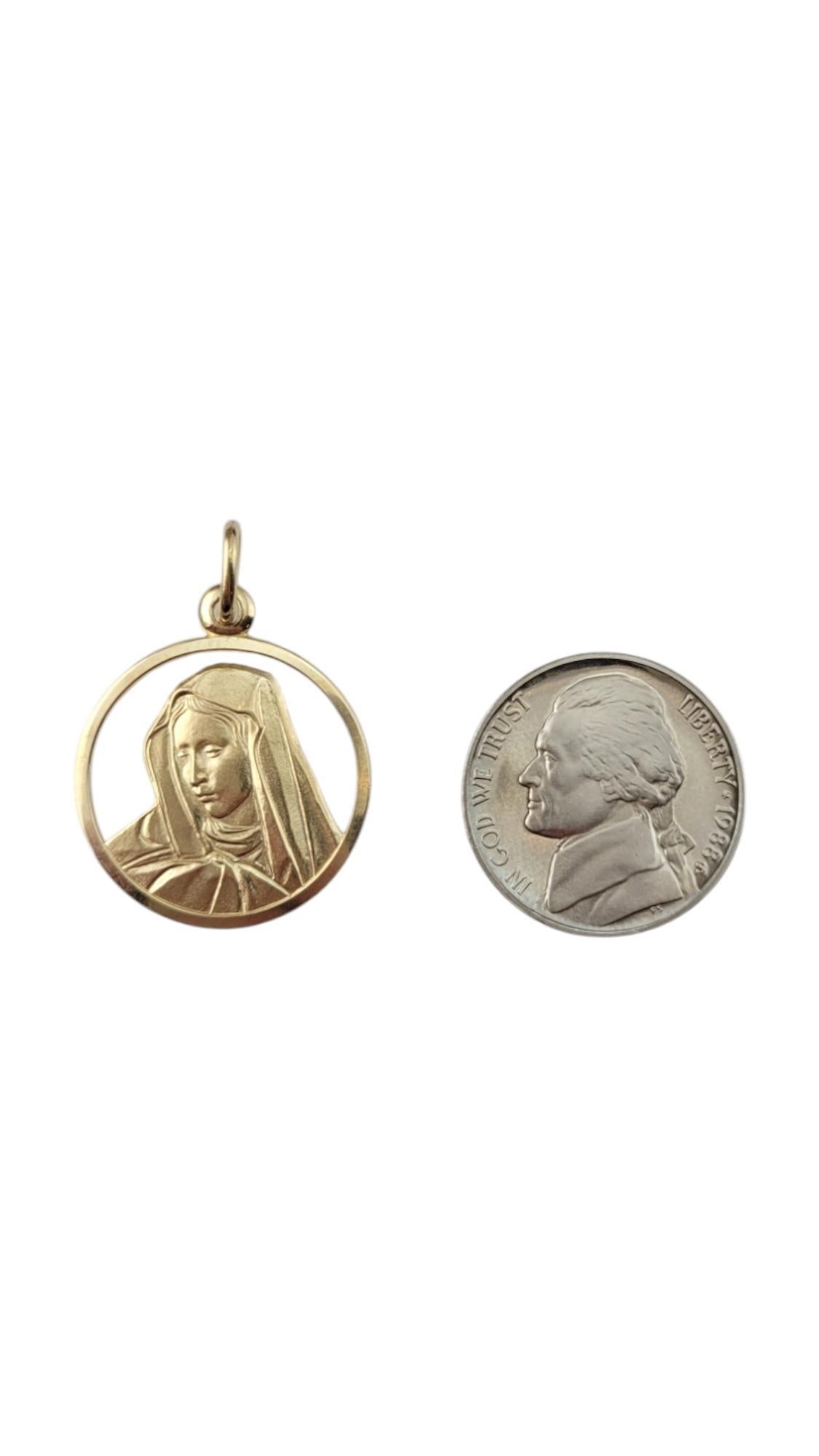 Charm en or jaune 14K de la Blessing Mother #20854 en vente 4