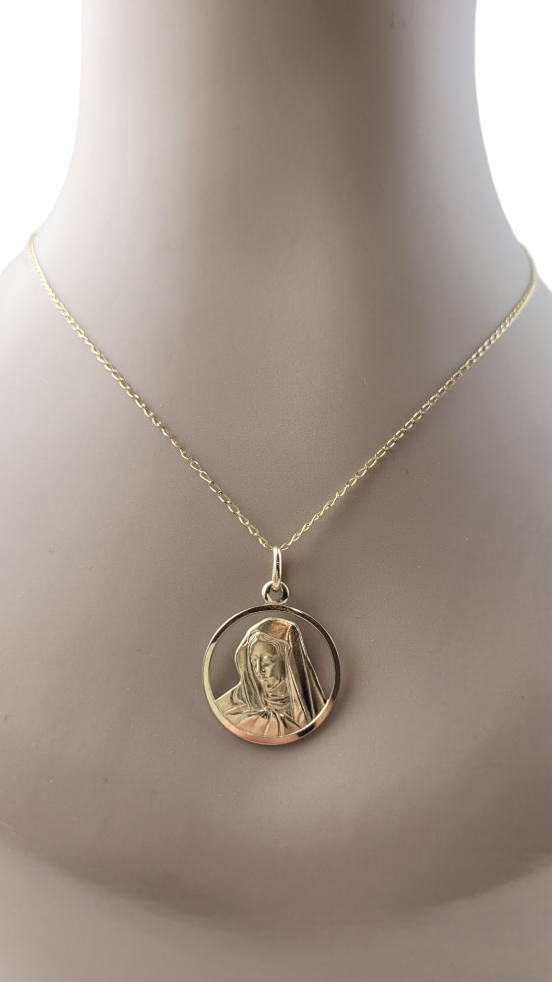 Charm en or jaune 14K de la Blessing Mother #20854 en vente 5