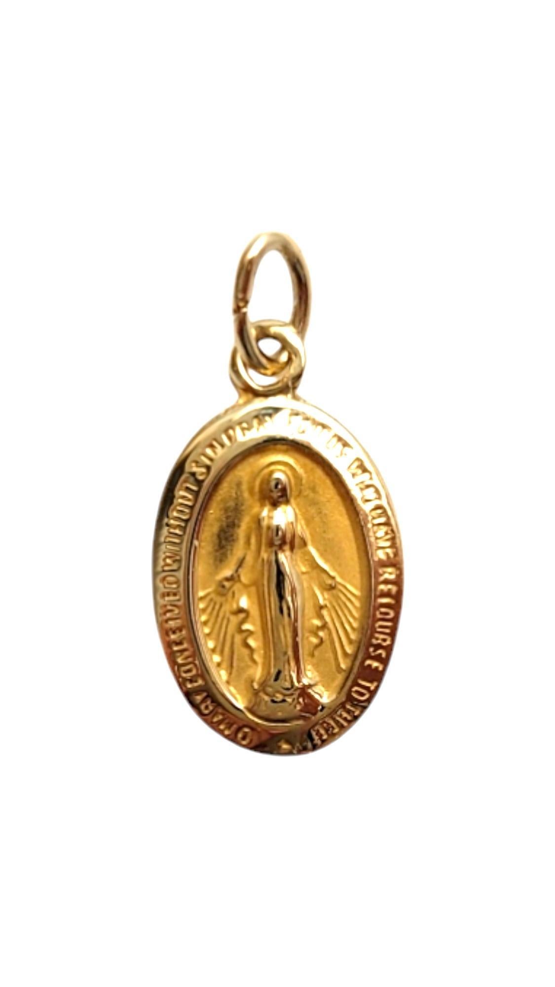 14K Gelbgold Gesegnete Mutter Maria Anhänger

Dieser schöne kleine Anhänger zeigt ein detailliertes Bild der Jungfrau Maria, das in atemberaubendem 14k Gelbgold gefertigt ist.

Größe: 14,3 mm x 8,7 mm x 0,8 mm

Gewicht: 0,4 g/ 0,3 dwt

Punze: