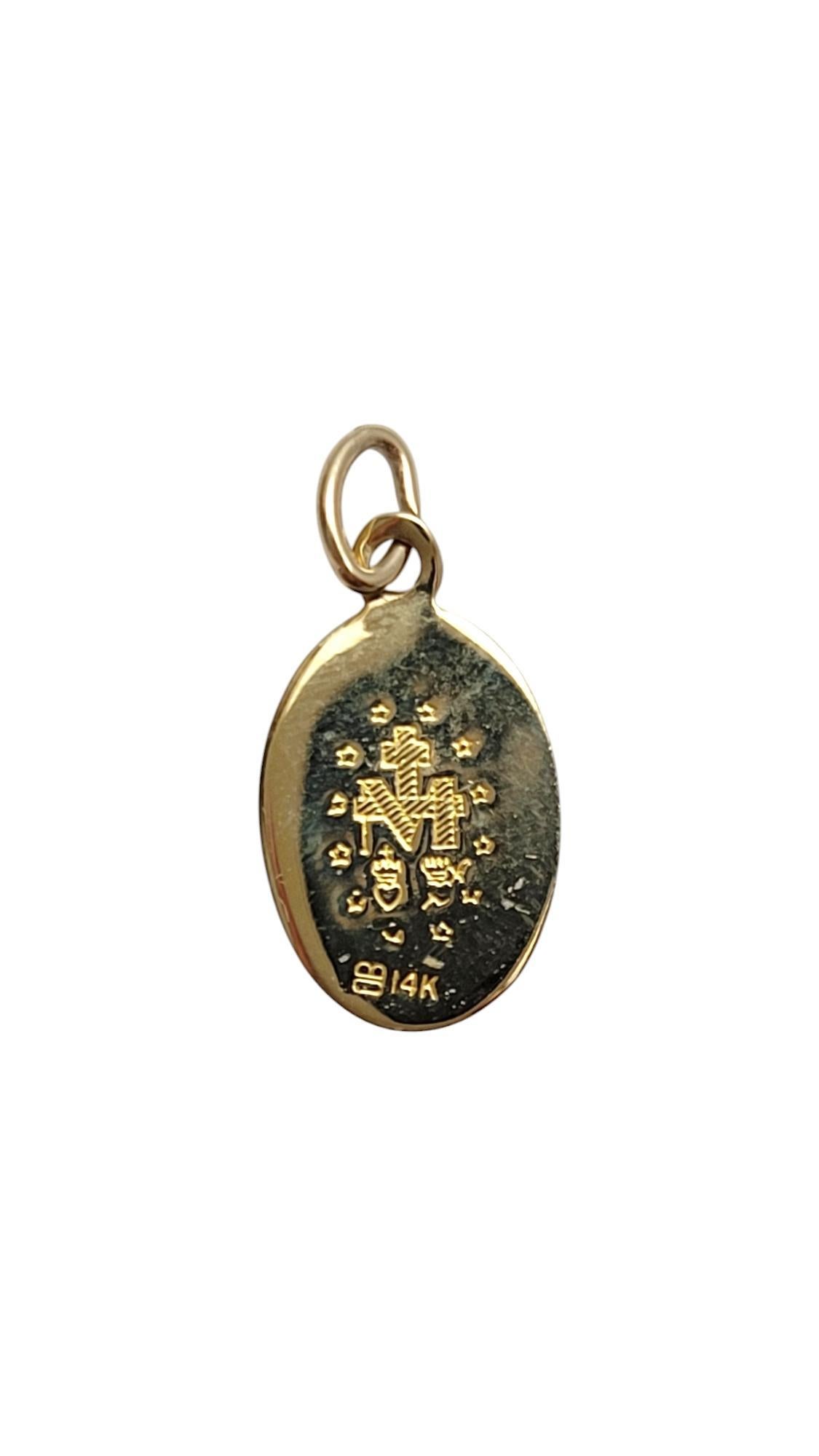 14K Gelbgold Blessed Mother Mary Anhänger #19833 im Zustand „Gut“ in Washington Depot, CT