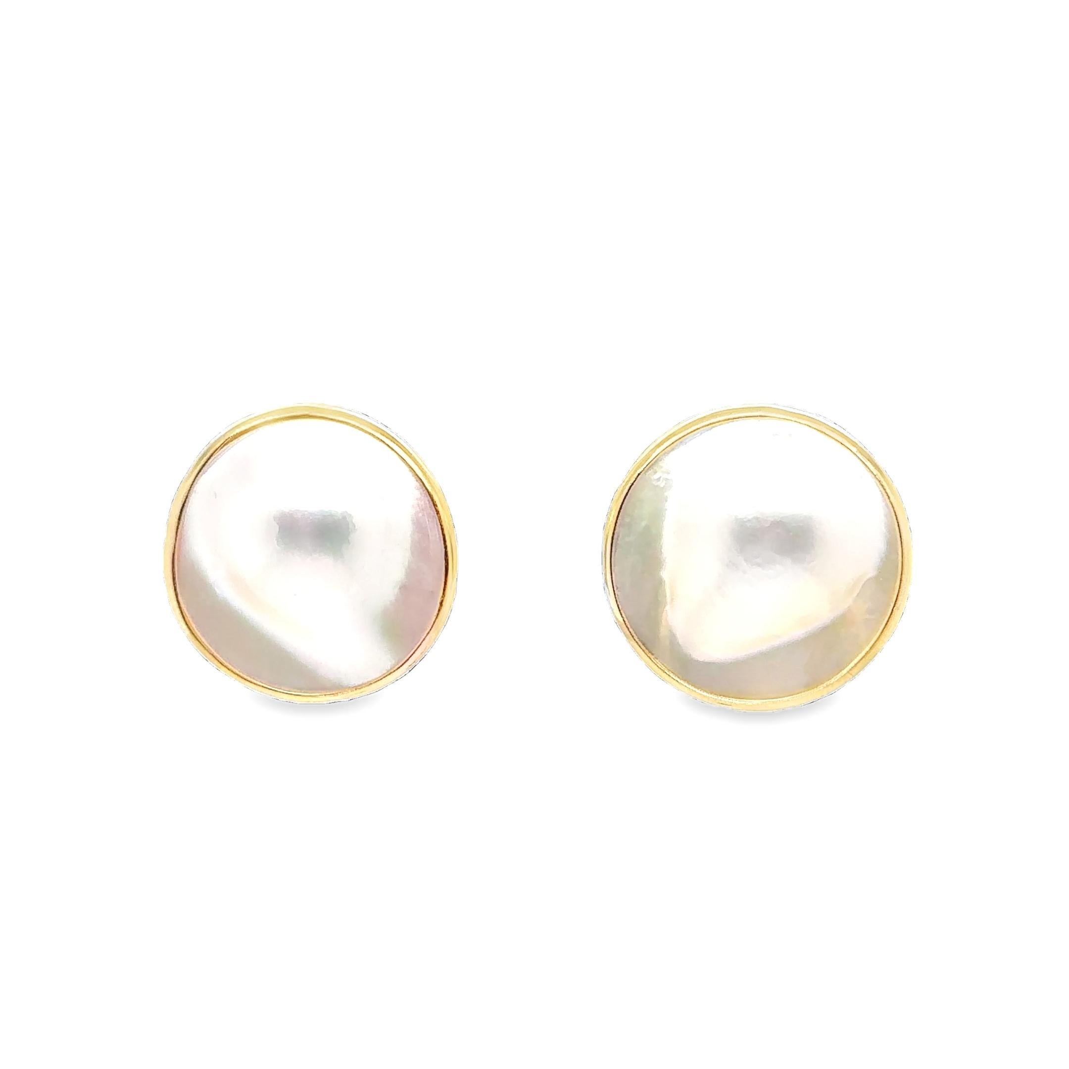 Atrevidos pero atemporales, estos pendientes de oro amarillo de 14 quilates presentan un impresionante par de perlas blíster Mabe, engastadas en bisel en marcos de oro liso. Cada perla mide aproximadamente 23,8 mm de diámetro y ofrece una