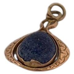 Pendentif en or jaune 14 carats avec pierre bleue ronde et gravure