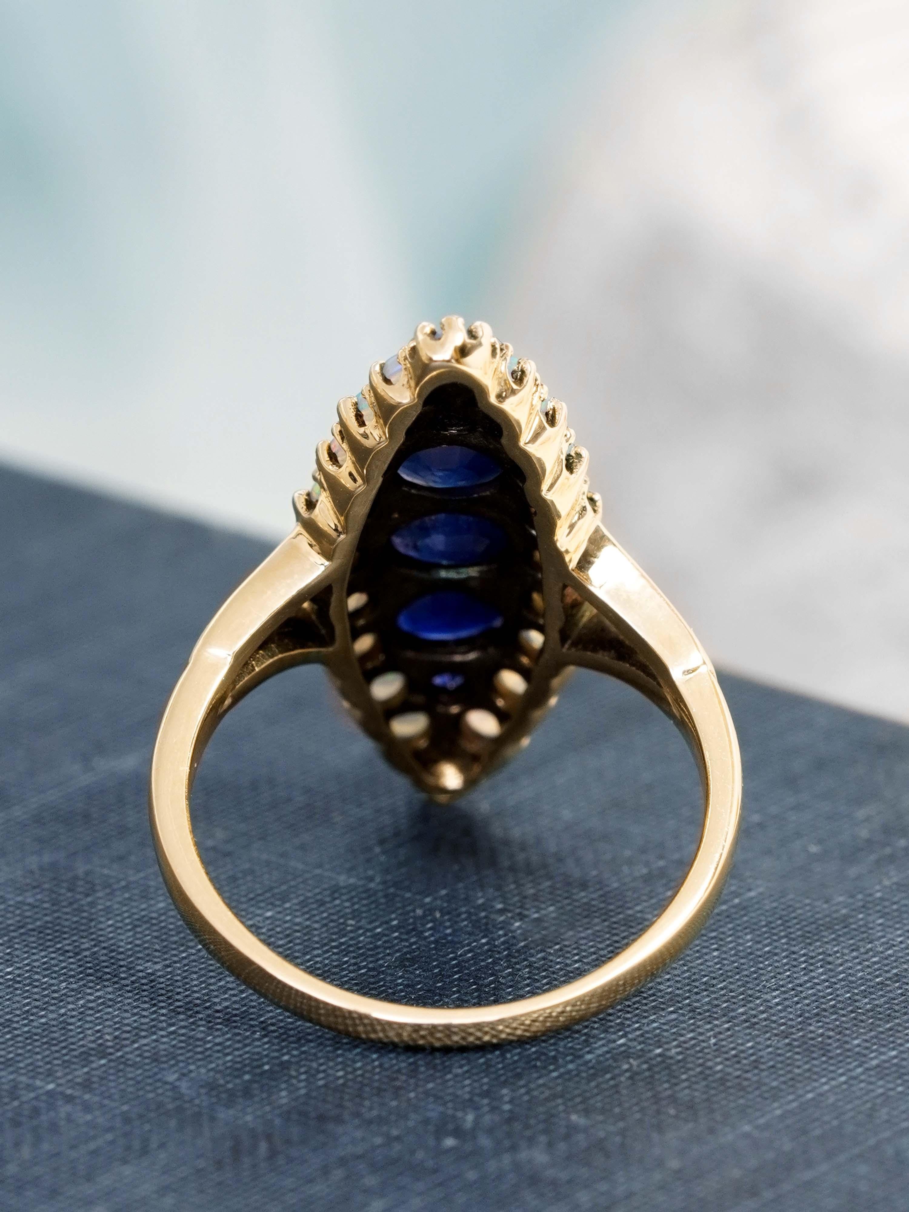 14K Gelbgold Blauer Saphir und Opal Vintage Style Cluster Ring im Angebot 4