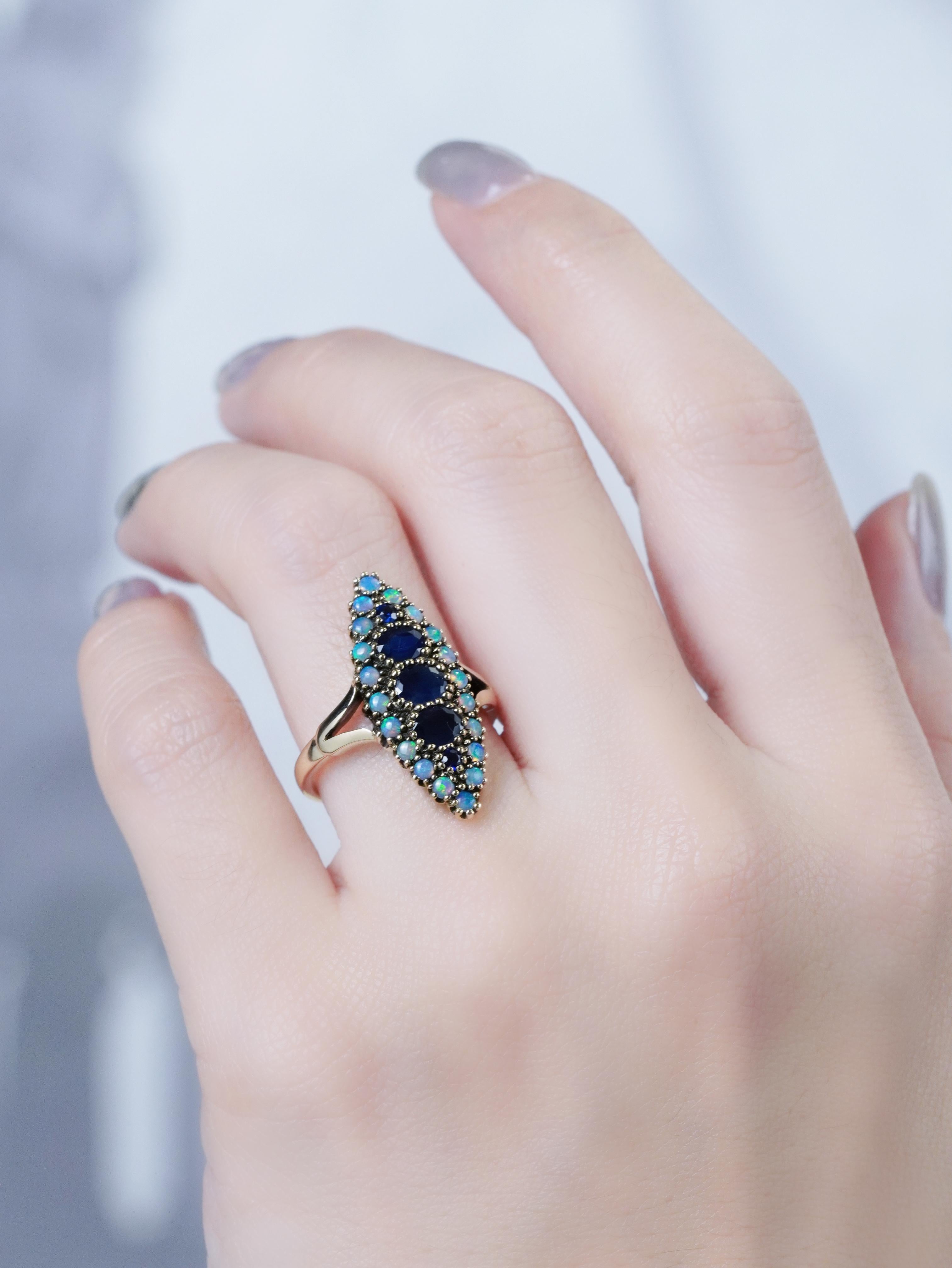 14K Gelbgold Blauer Saphir und Opal Vintage Style Cluster Ring im Angebot 1