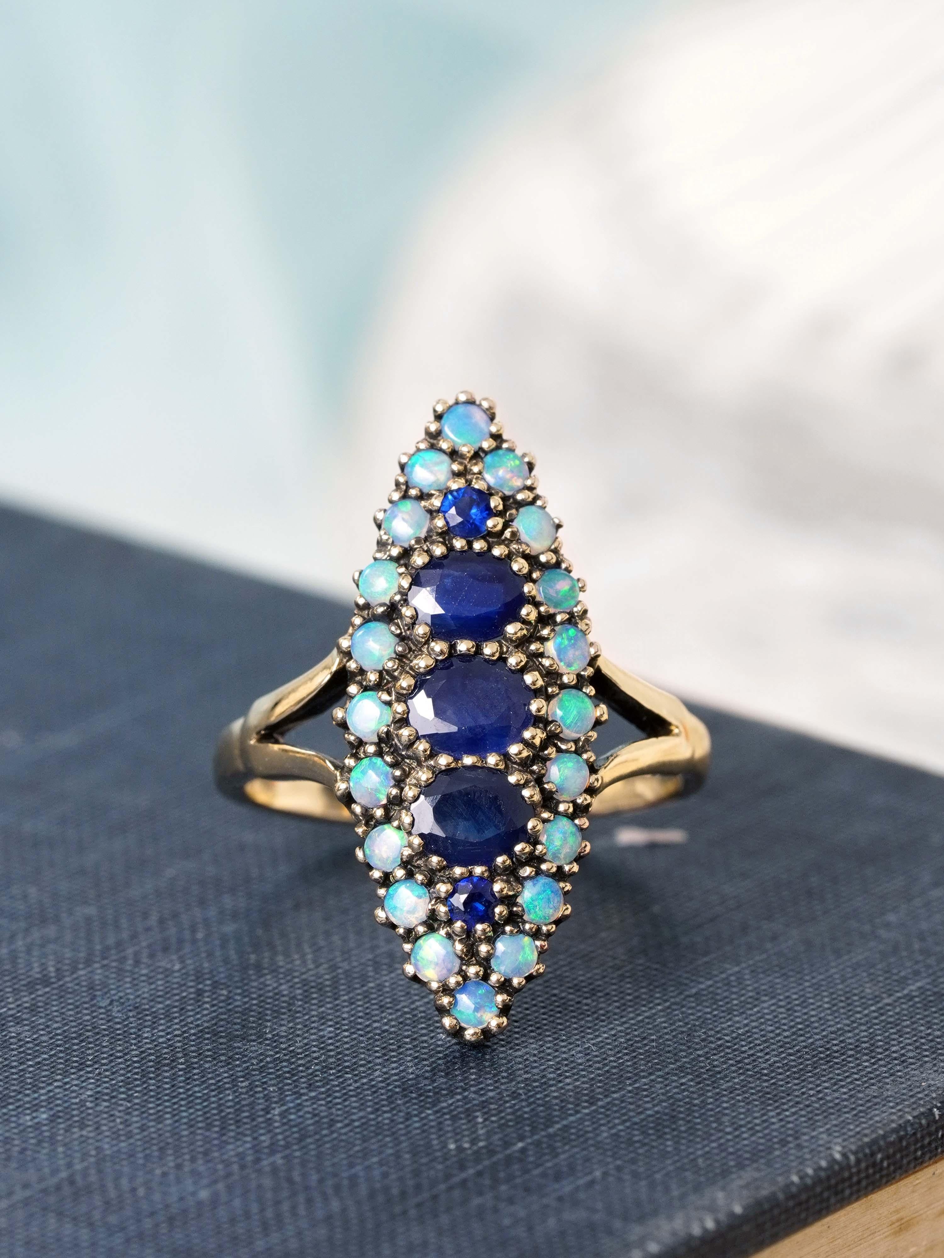 14K Gelbgold Blauer Saphir und Opal Vintage Style Cluster Ring im Angebot 2
