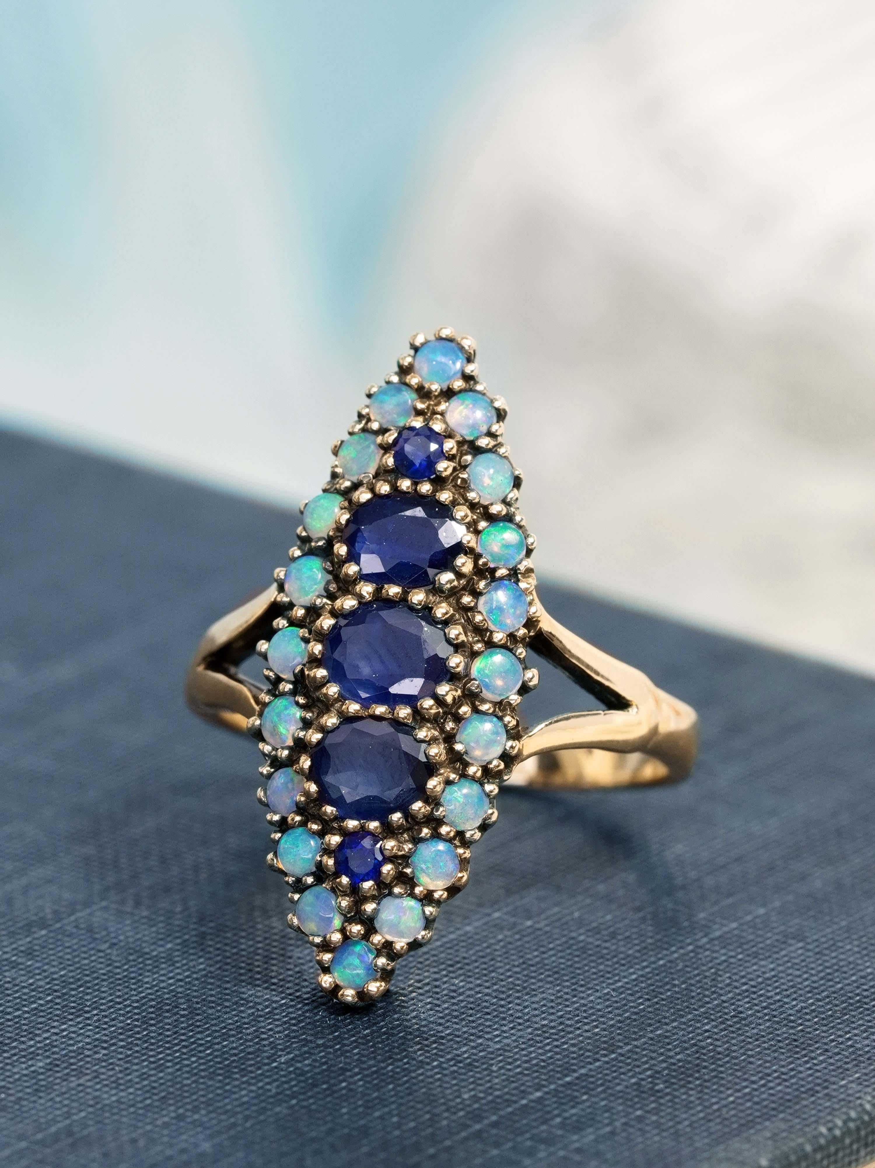14K Gelbgold Blauer Saphir und Opal Vintage Style Cluster Ring im Angebot 3