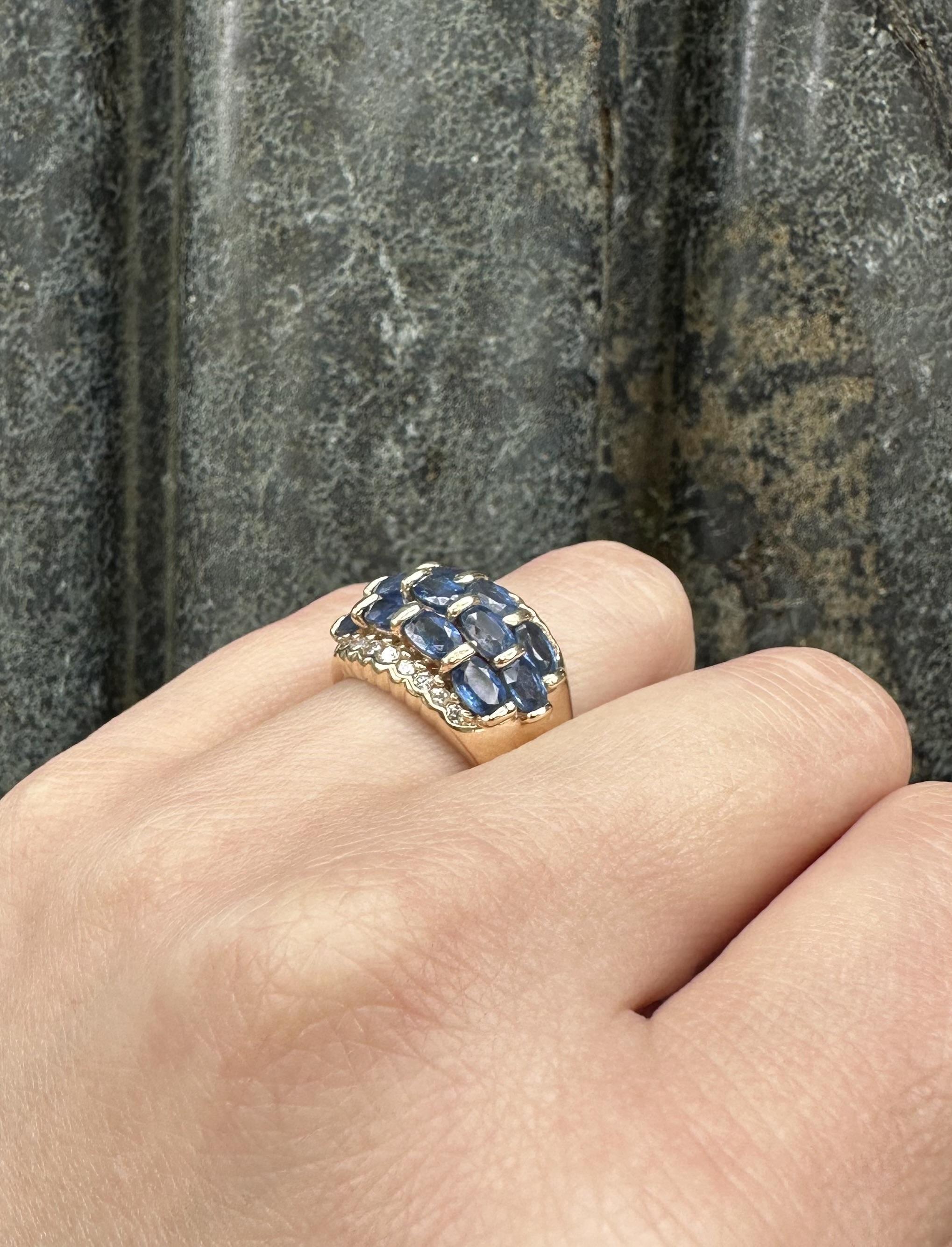 Taille ovale Bague jonc large en or jaune 14 carats sertie de saphirs bleus et de diamants en forme de dôme en vente