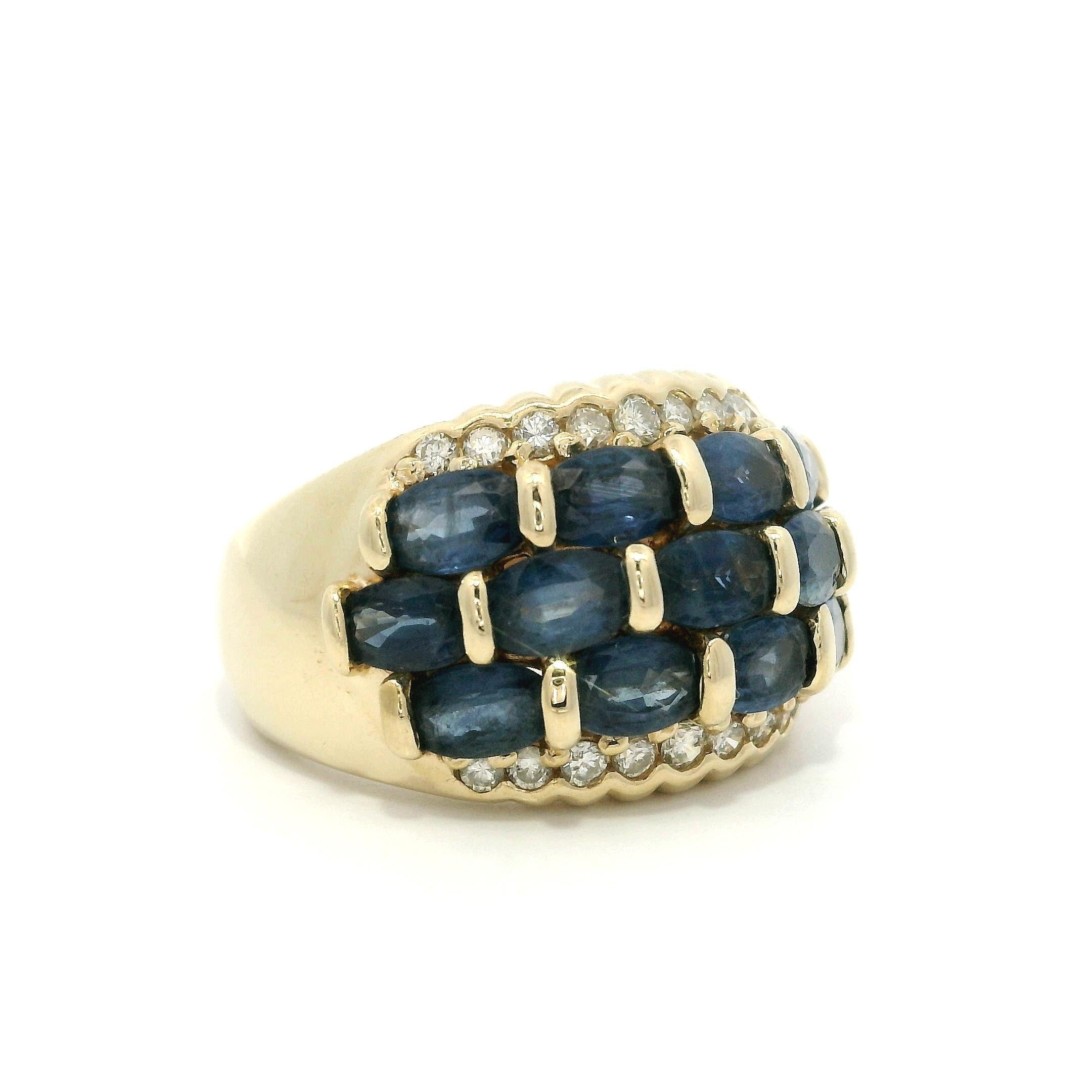 Bague jonc large en or jaune 14 carats sertie de saphirs bleus et de diamants en forme de dôme Excellent état - En vente à Montclair, NJ
