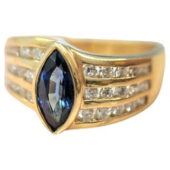 Anello con gambo europeo di diamanti in oro giallo 14K con zaffiro blu marquise