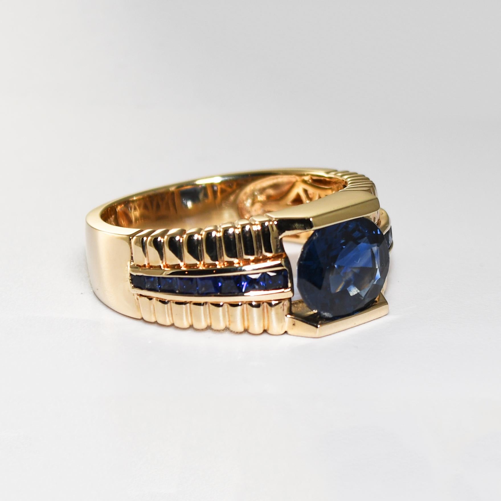 Anello da uomo con zaffiro blu personalizzato e montatura in oro giallo 14k.
Timbrato 14k e peso lordo di 11,5 grammi.
Lo zaffiro blu naturale pesa 3,78 carati, ha un ottimo colore blu e un'eccellente purezza.
Piccolissima scheggiatura sul bordo.
Il