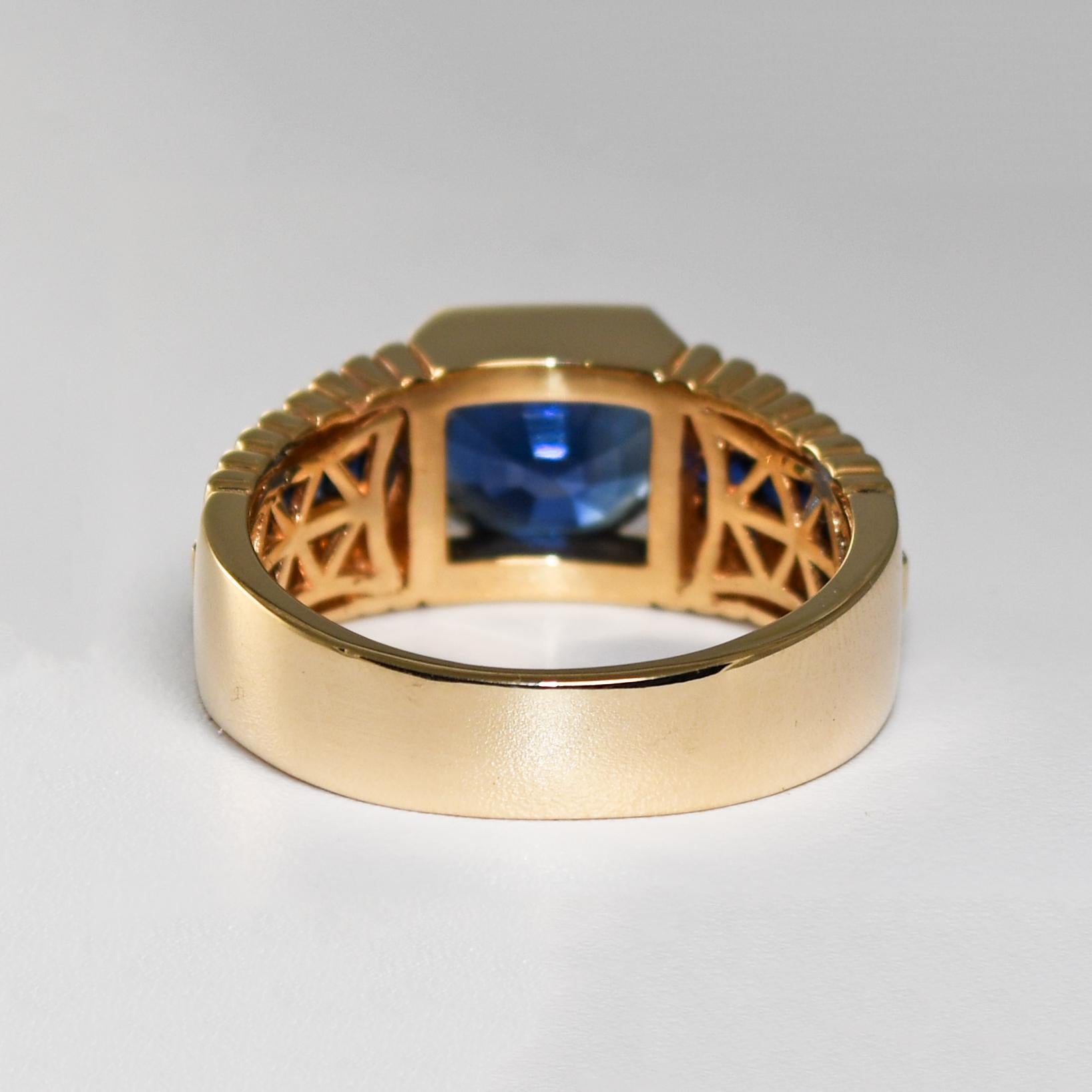 Anello in oro giallo 14K con zaffiro blu certificato GIA In condizioni ottime in vendita a Laguna Beach, CA