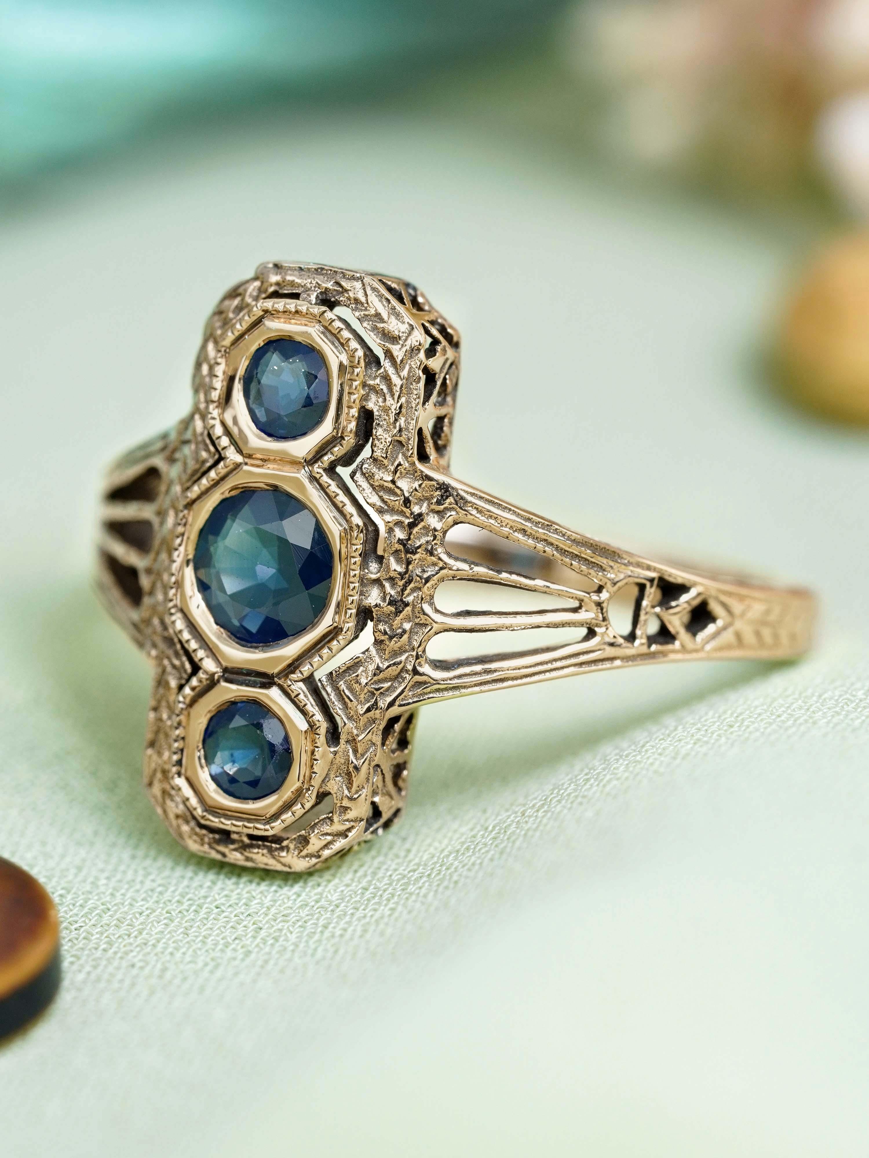 14K Gelbgold Blauer Saphir Filigraner Drei Stein Ring im Vintage Stil (Edwardian) im Angebot