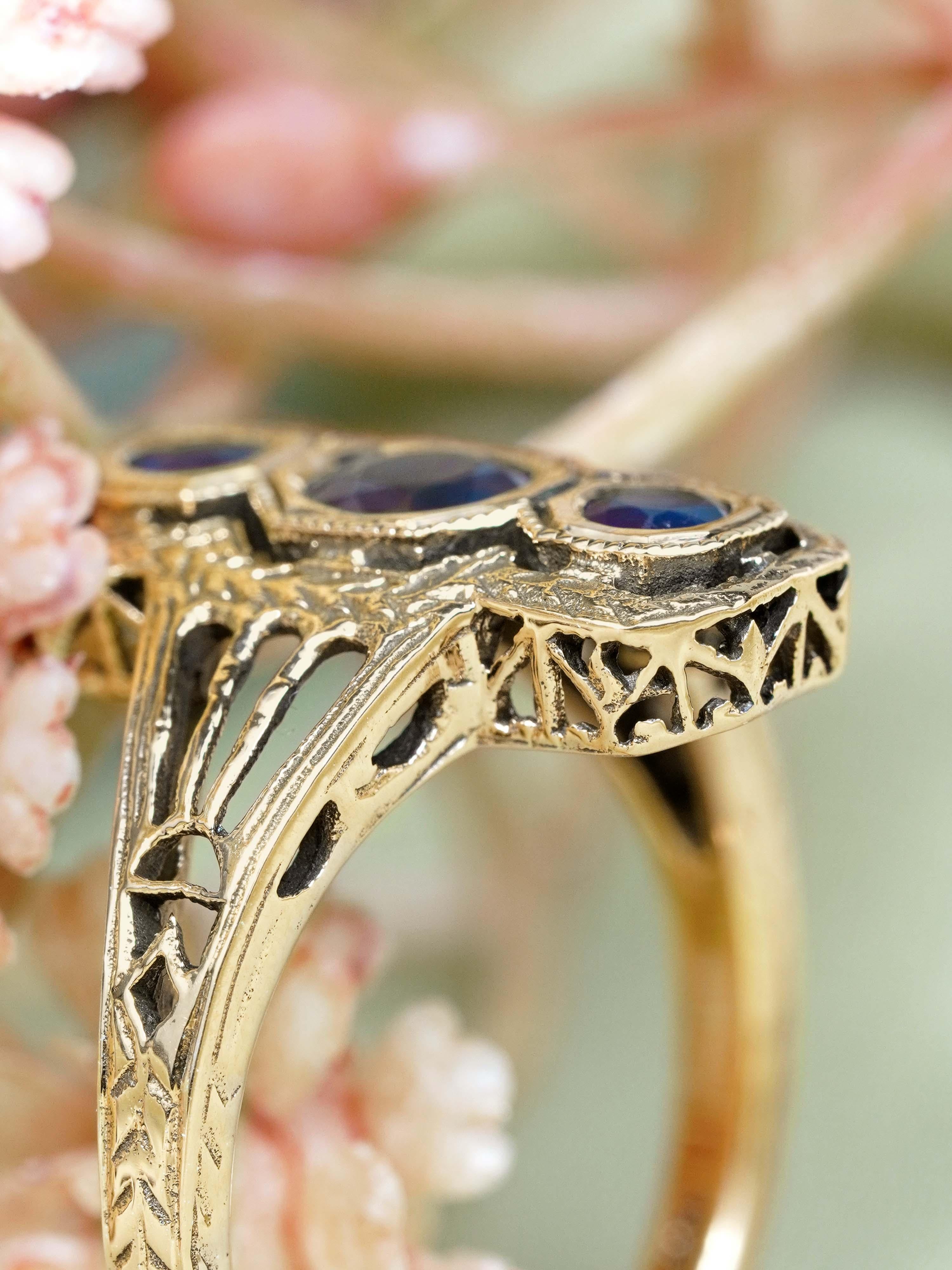 14K Gelbgold Blauer Saphir Filigraner Drei Stein Ring im Vintage Stil (Rundschliff) im Angebot