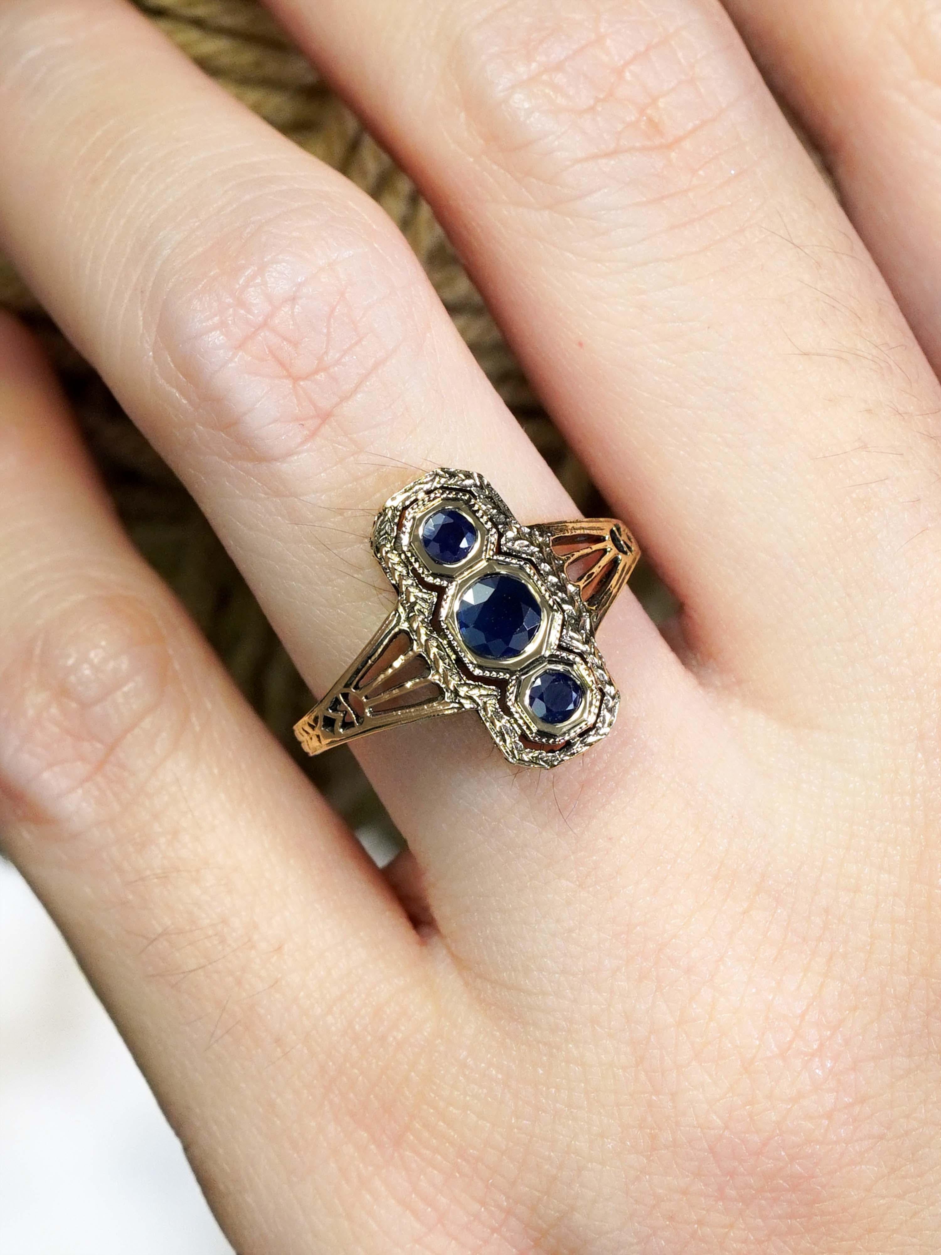 14K Gelbgold Blauer Saphir Filigraner Drei Stein Ring im Vintage Stil Damen im Angebot