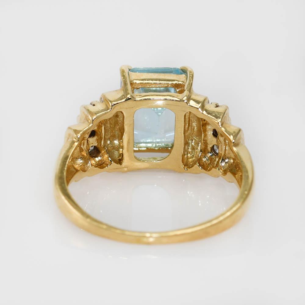 14k Yellow Gold Blue Topaz and Diamond Ring 4.6gr In Excellent Condition For Sale In Laguna Beach, CA