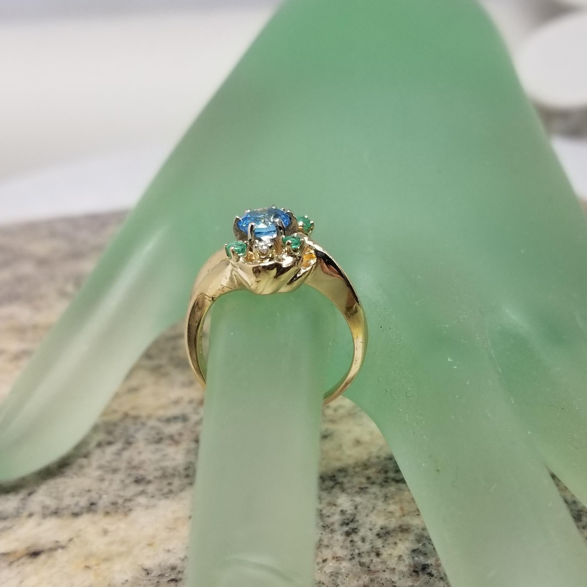 14 Karat Yellow Gold Blue Topaz, Emerald and Diamond Cluster Ring In Excellent Condition For Sale In Los Angeles, CA