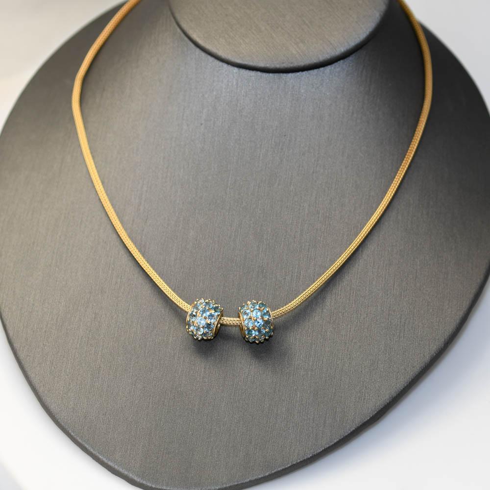 Collier pour dames en or jaune 14k avec pendentifs en topaze bleue.
Estampillé 14k et pèse 11,4 grammes.
La chaîne à maillons tressés mesure 16 pouces de long et 2,10 mm de large.
Les deux pendentifs ronds sont sertis de topazes bleues rondes