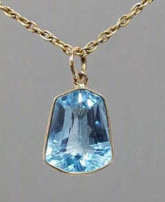 Anhänger aus 14-karätigem Gelbgold mit blauem Topas
