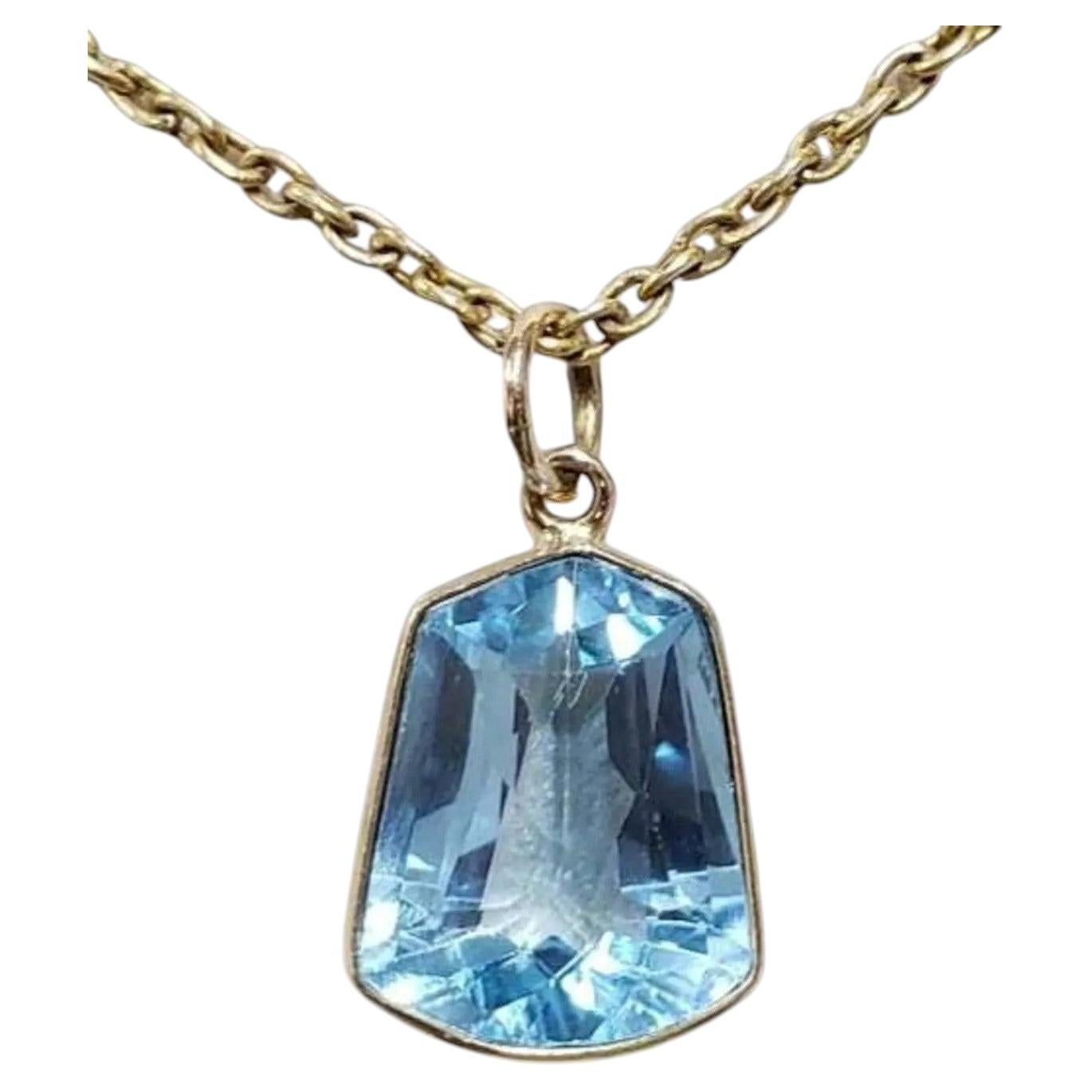 Colgante de oro amarillo de 14k con topacio azul