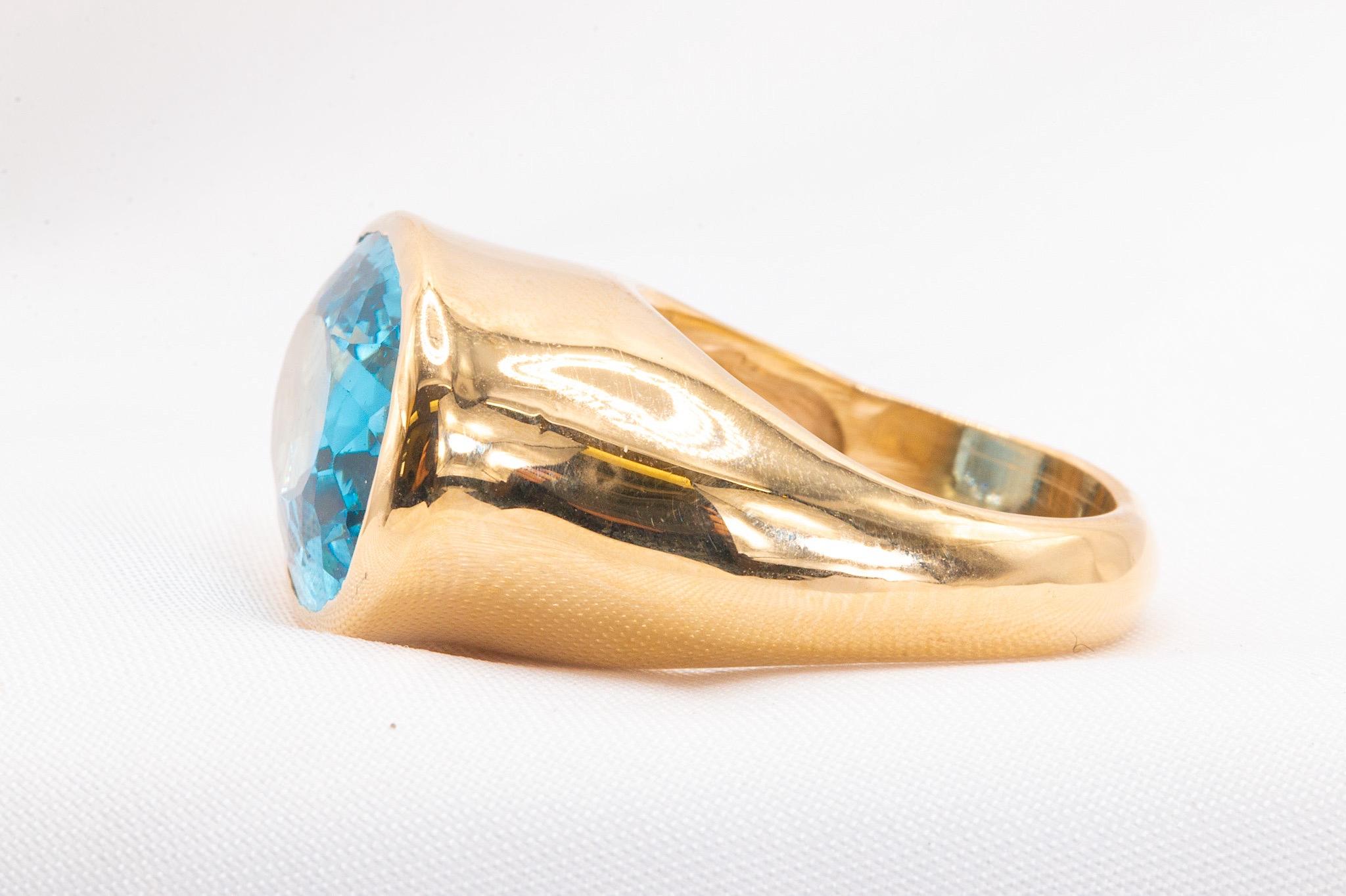 Taille ovale Bague en or jaune 14 carats avec topaze bleue en vente