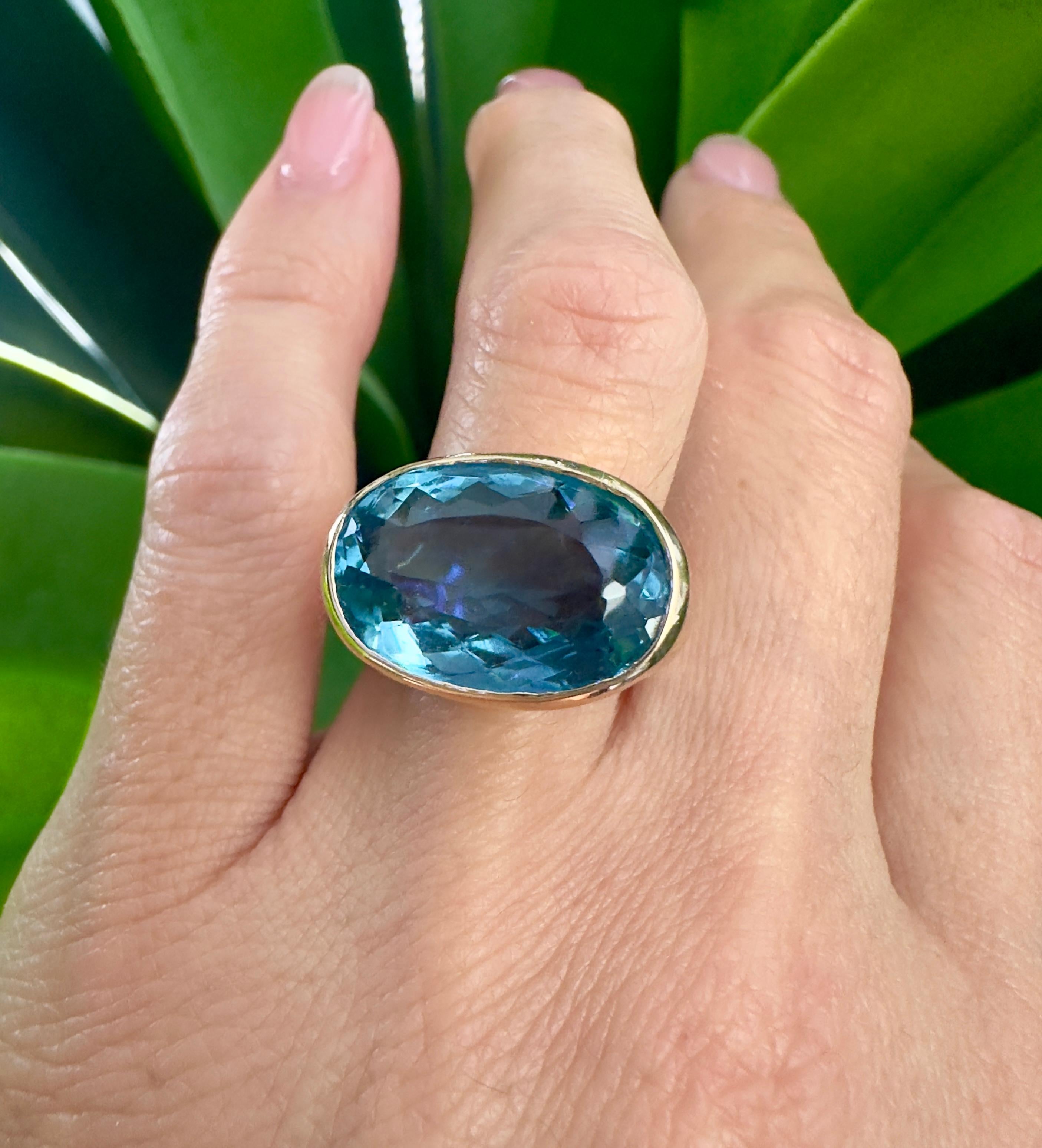 Bague en or jaune 14 carats avec topaze bleue Unisexe en vente