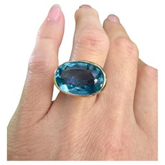 Bague en or jaune 14 carats avec topaze bleue