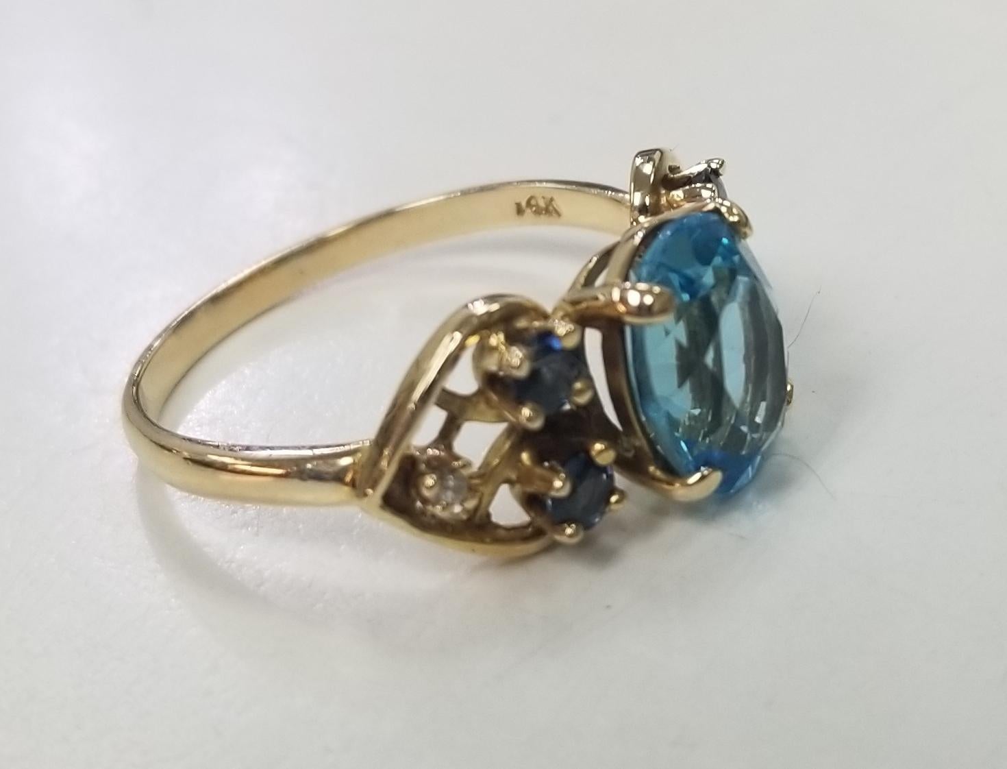 Taille ovale Ensemble bague et boucles d'oreilles en or jaune 14 carats, topaze bleue, saphir et diamant en vente