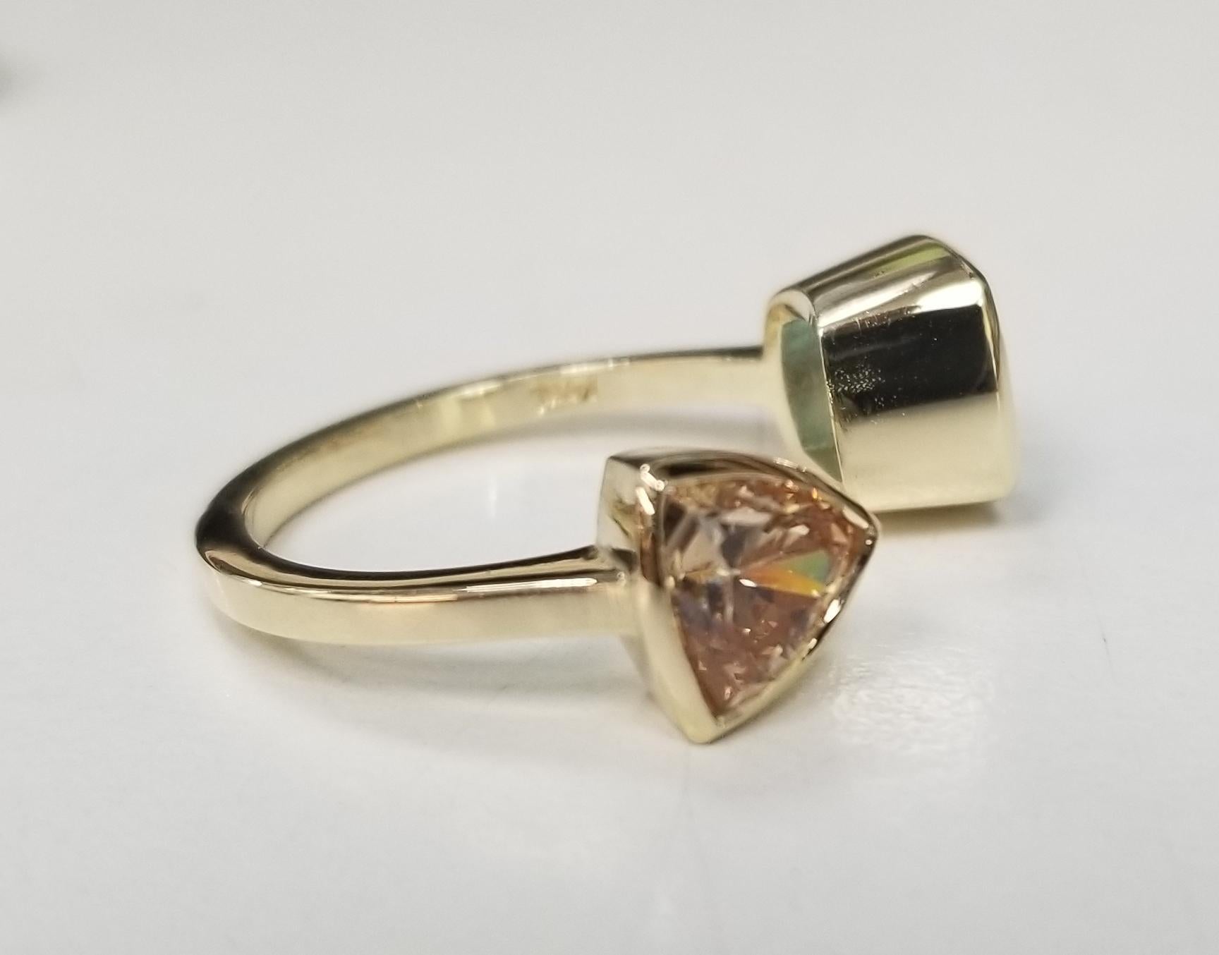14K yellow gold topaz and blue topaz split ring
Specifications:
    MAIN stone:  Topaz trillion 1.56cts.
    Additional stones:  Blue Topaz cushion 1.91cts.
    metal: 14K YELLOW GOLD
    type: RING
    weight: 4.5 GRS 
    size: 6.5 US
*Pick your
