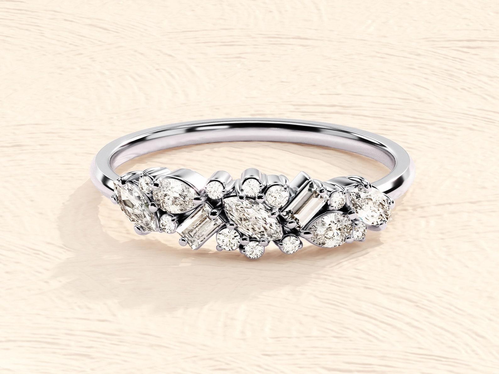 Anello nuziale in oro giallo 14k con moissanite simulata a grappolo per lei. In condizioni Nuovo in vendita a Chicago, IL