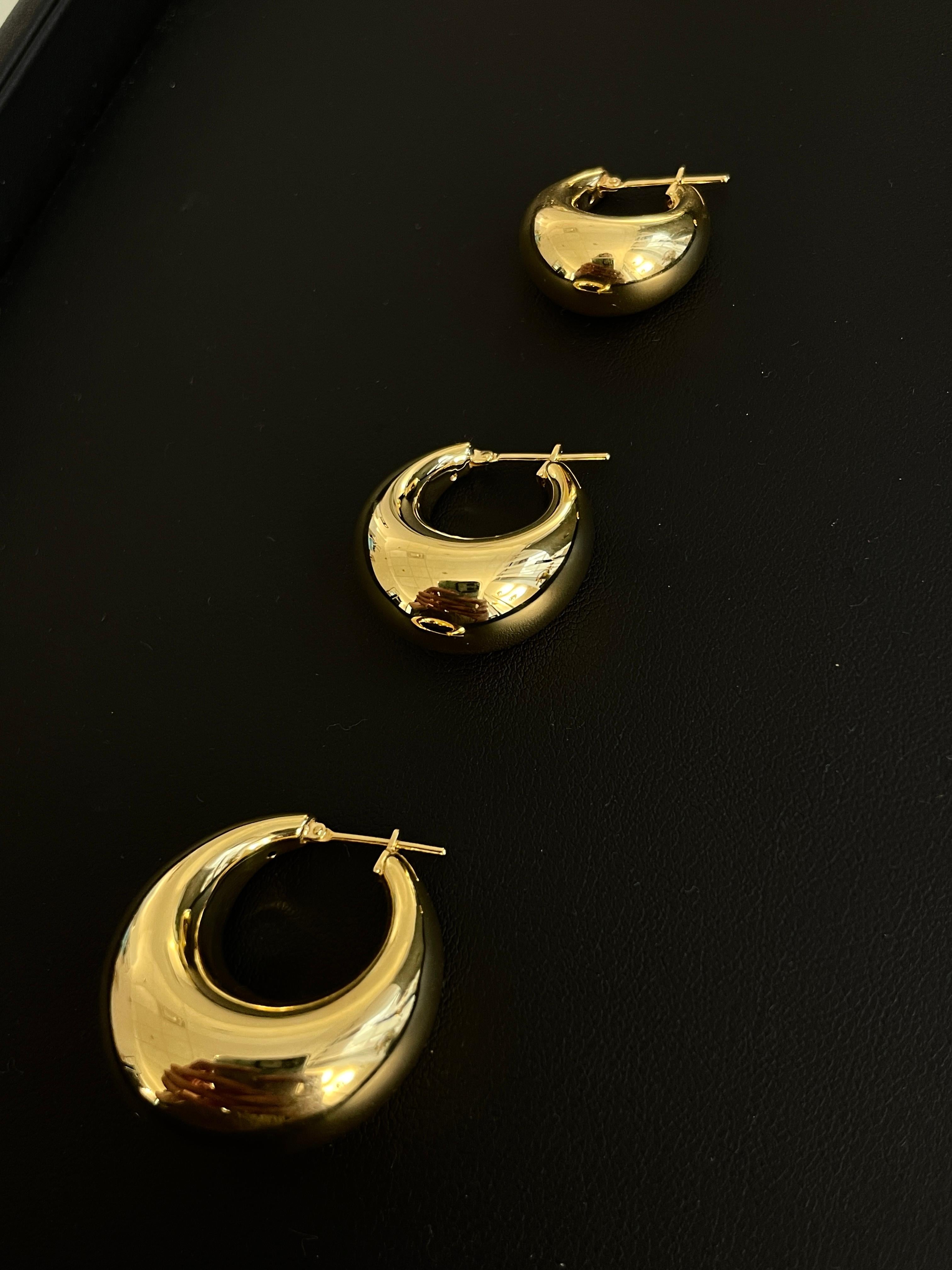 14k Yellow Gold Bold Hoop Earrings, Large In New Condition For Sale In New York, NY