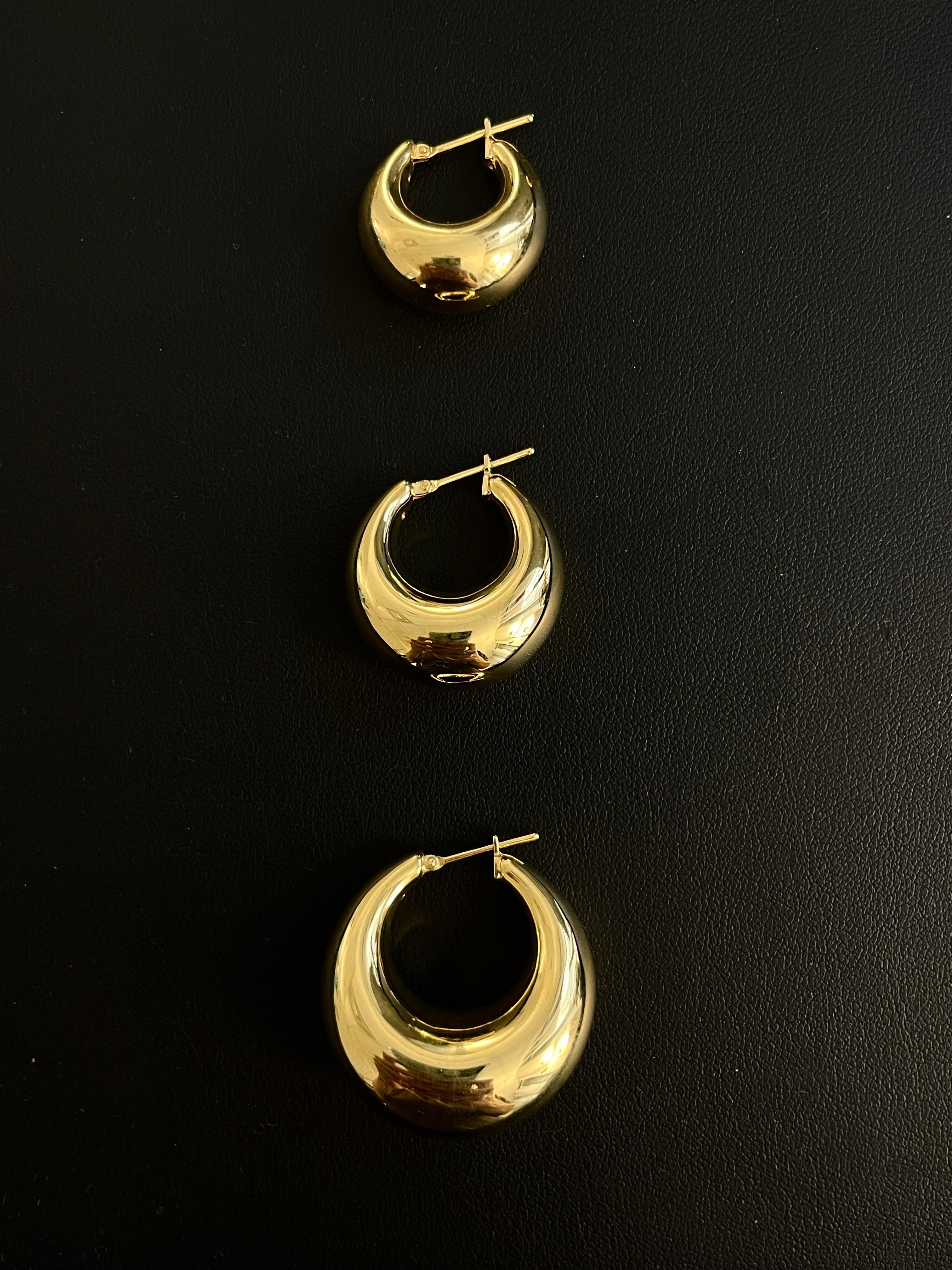 14k Yellow Gold Bold Hoop Earrings, Medium In New Condition For Sale In New York, NY
