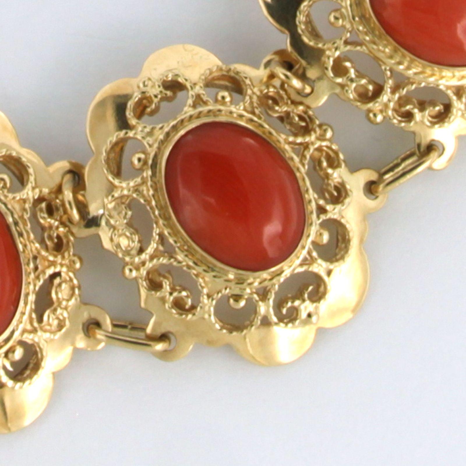 14k yellow gold bracelet set with Corallium Rubrum - 22.7 grams - 19.5 cm long In Excellent Condition For Sale In The Hague, ZH