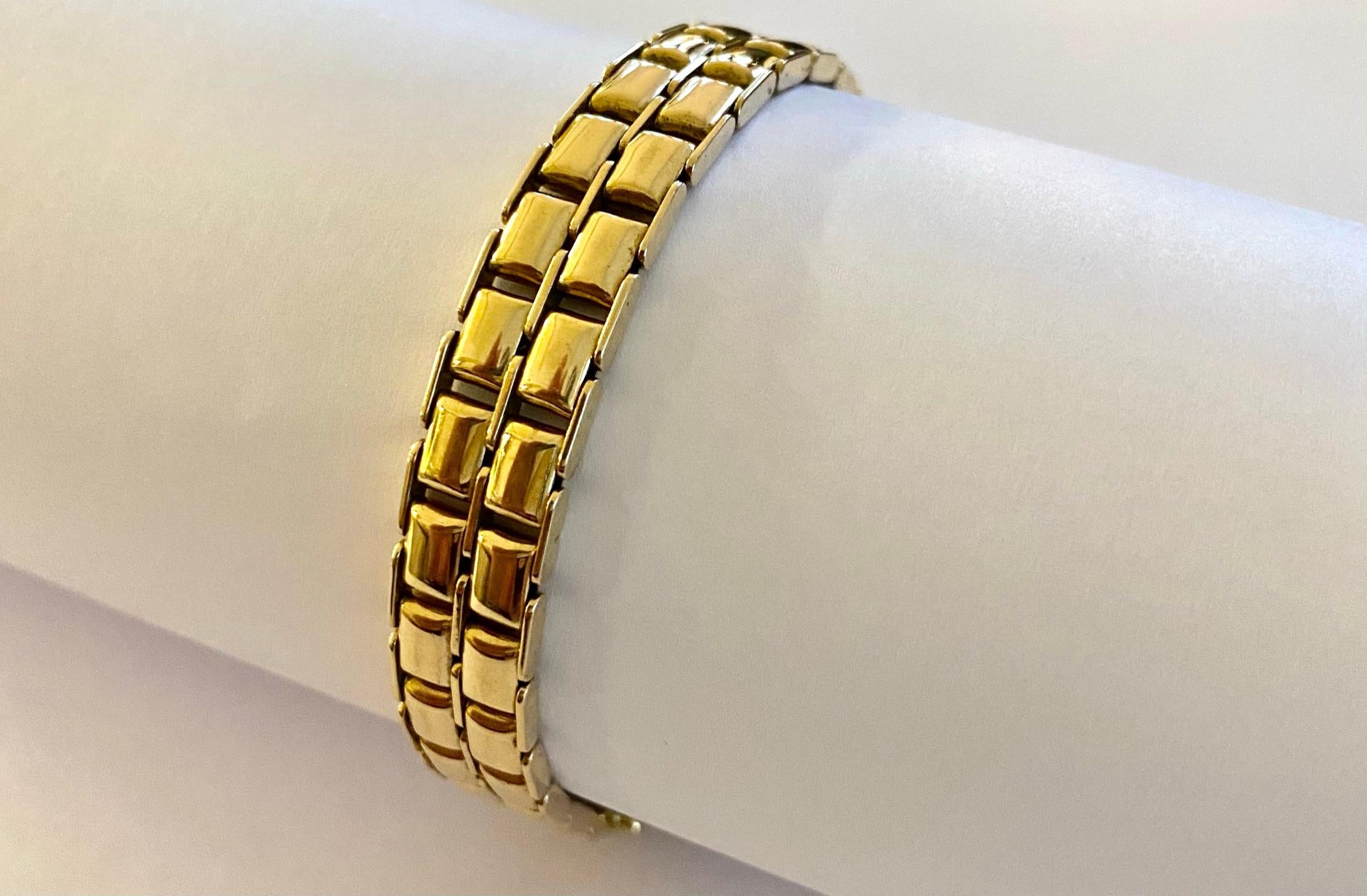 A 14K. yellow gold bracelet, consisting of two rows of links with a box clasp and a safety figure eight.
Signed: * 1 Ar = Uno-A-Erre - Italia s.p.a. 52100 Arezzo- Via Fiorentina 550. (famous gold jewelry factory in Italy)
Length of the bracelet: