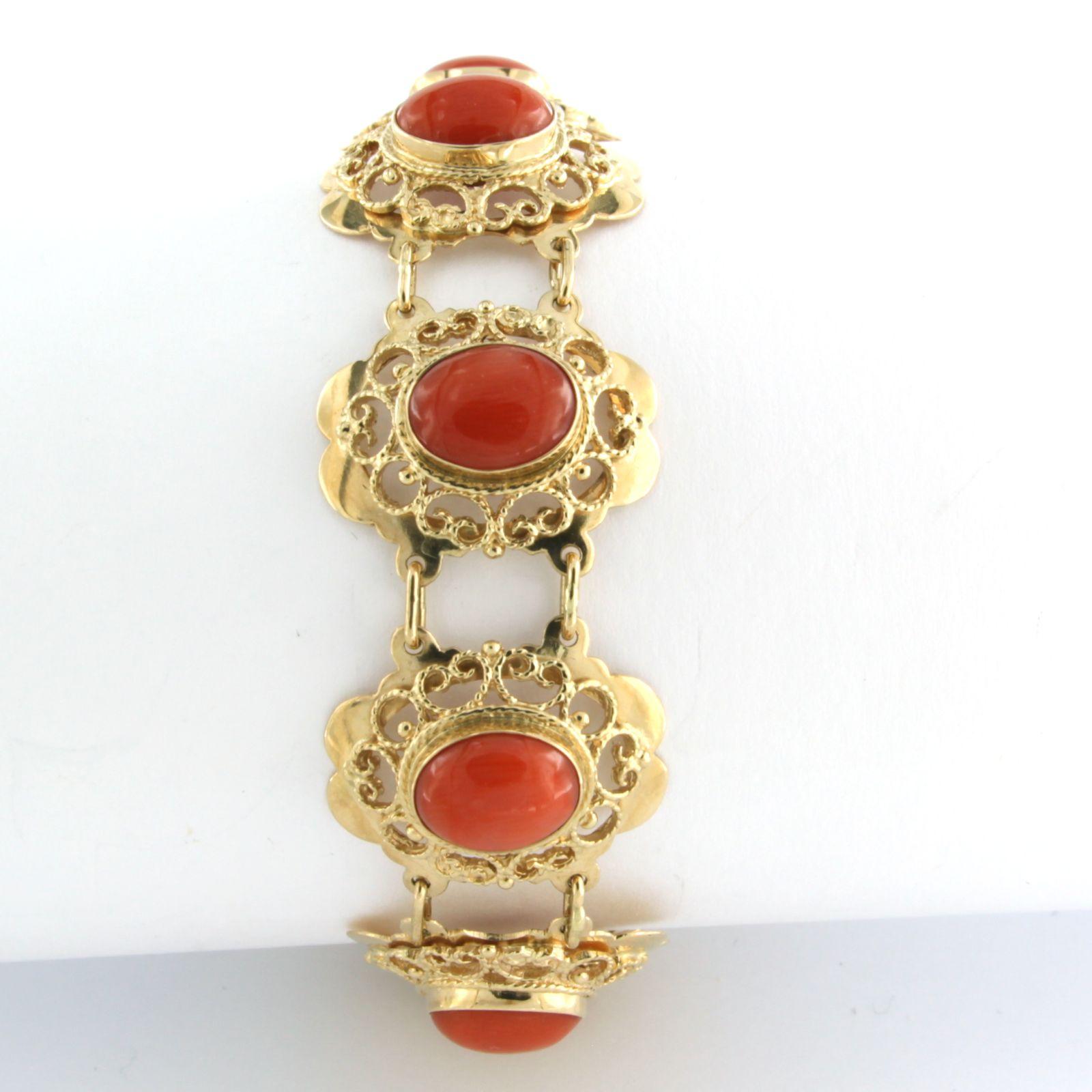 Bracelet en or jaune 14k avec Corail de taille ovale - 22,7 grammes - 19,5 cm de long Unisexe en vente