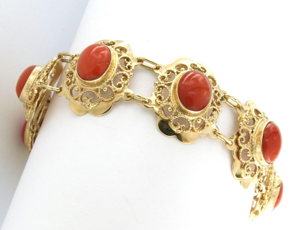 Bracelet en or jaune 14k avec Corail de taille ovale - 22,7 grammes - 19,5 cm de long en vente 2