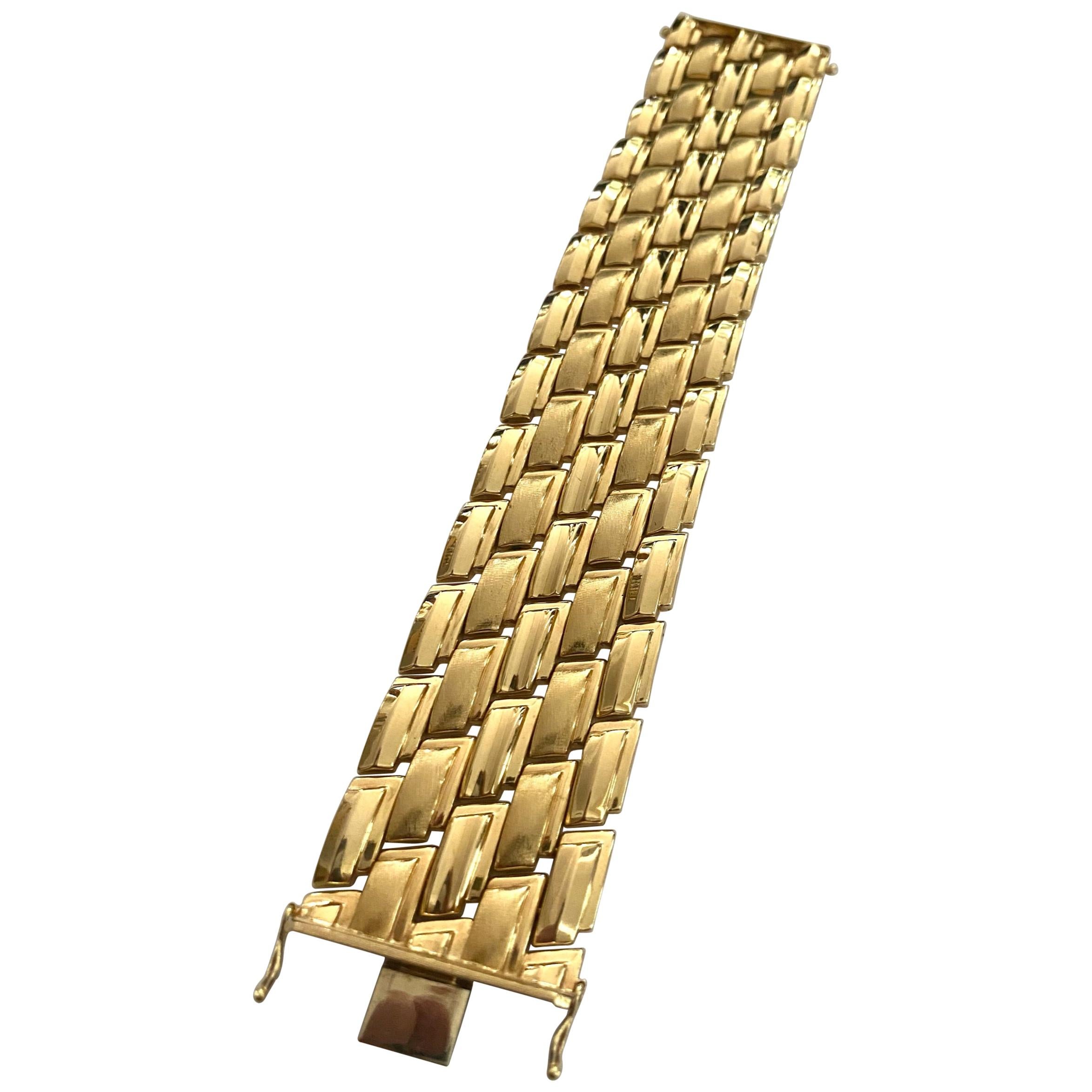 Vintage v bracelet in 14Kt gold with a herringbone pattern made in Italy,circa 1970