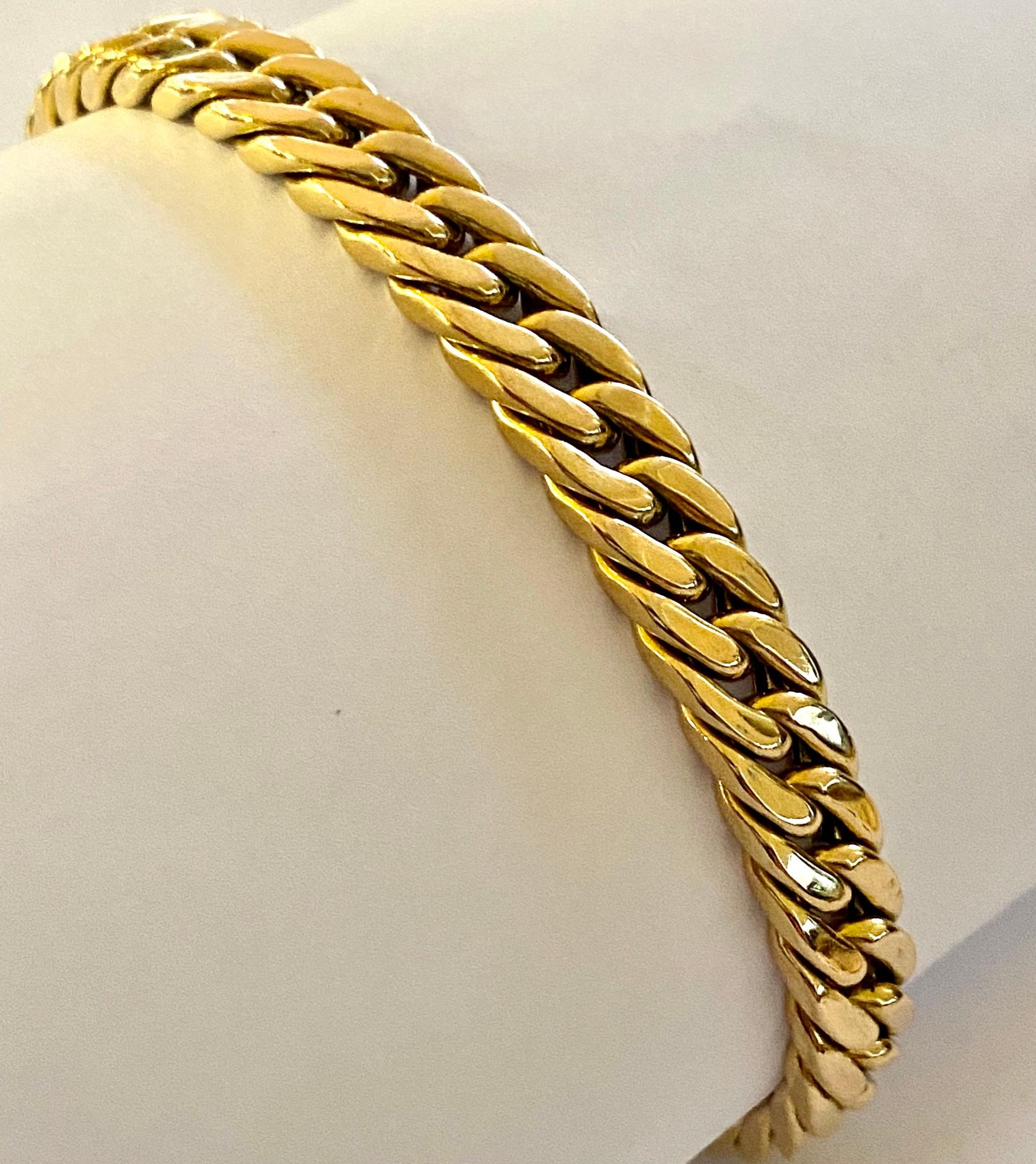 - bracelet gourmet tressé en or jaune 14K., modèle classique
    Allemagne ca 1970
- Poids : 14,59 grammes
- longueur : 19 cm.
- large : 0.7 cm.
- épaisseur : 0,25 cm
- Equipé d'une serrure à coffre et de 2 huit de sécurité.
- poinçon : 583 & A99
