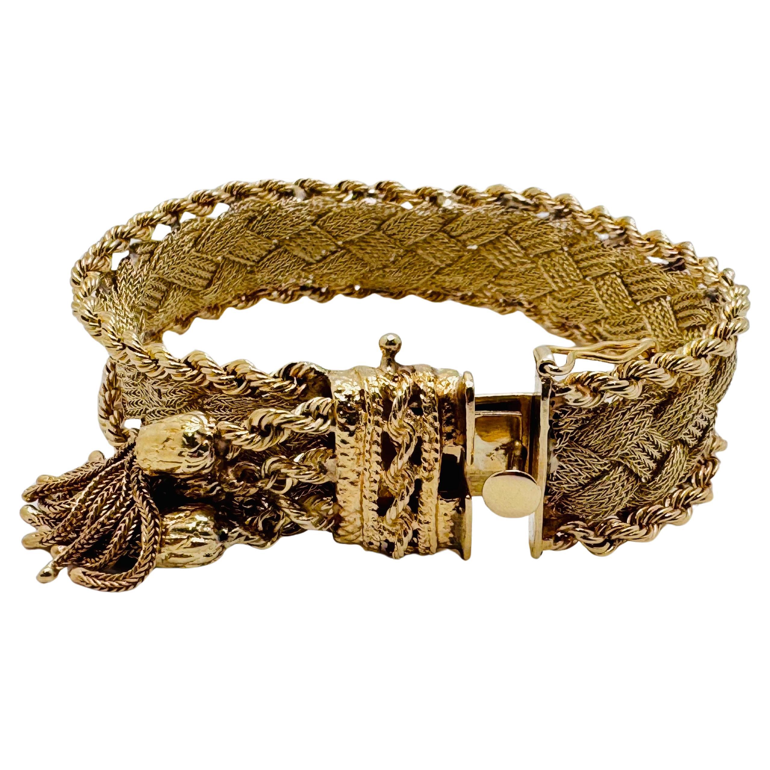 Pulsera de malla trenzada de oro amarillo de 14 quilates con detalle de cuerda y detalles colgantes, 39 €.