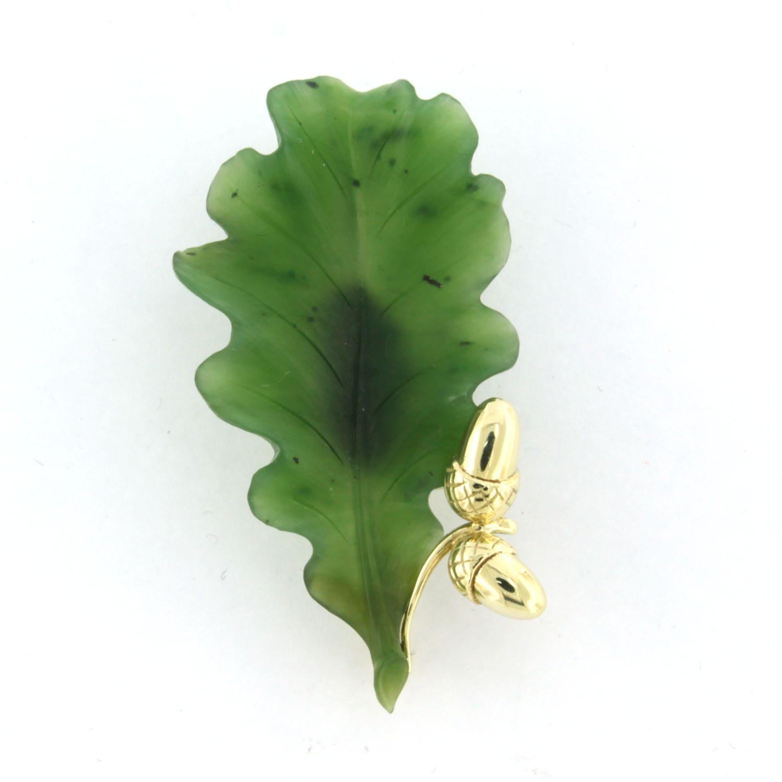 14k yellow gold brooch in the shape of a leaf set with moss agate

Detailed description

the size of the brooch is 4.6 cm by 2.5 cm wide

weight 8.8 grams

set with

- 1 x 4.6 cm x 2.5 cm leaf shape cut agate

color green
purity VS/SI
Gemstones have