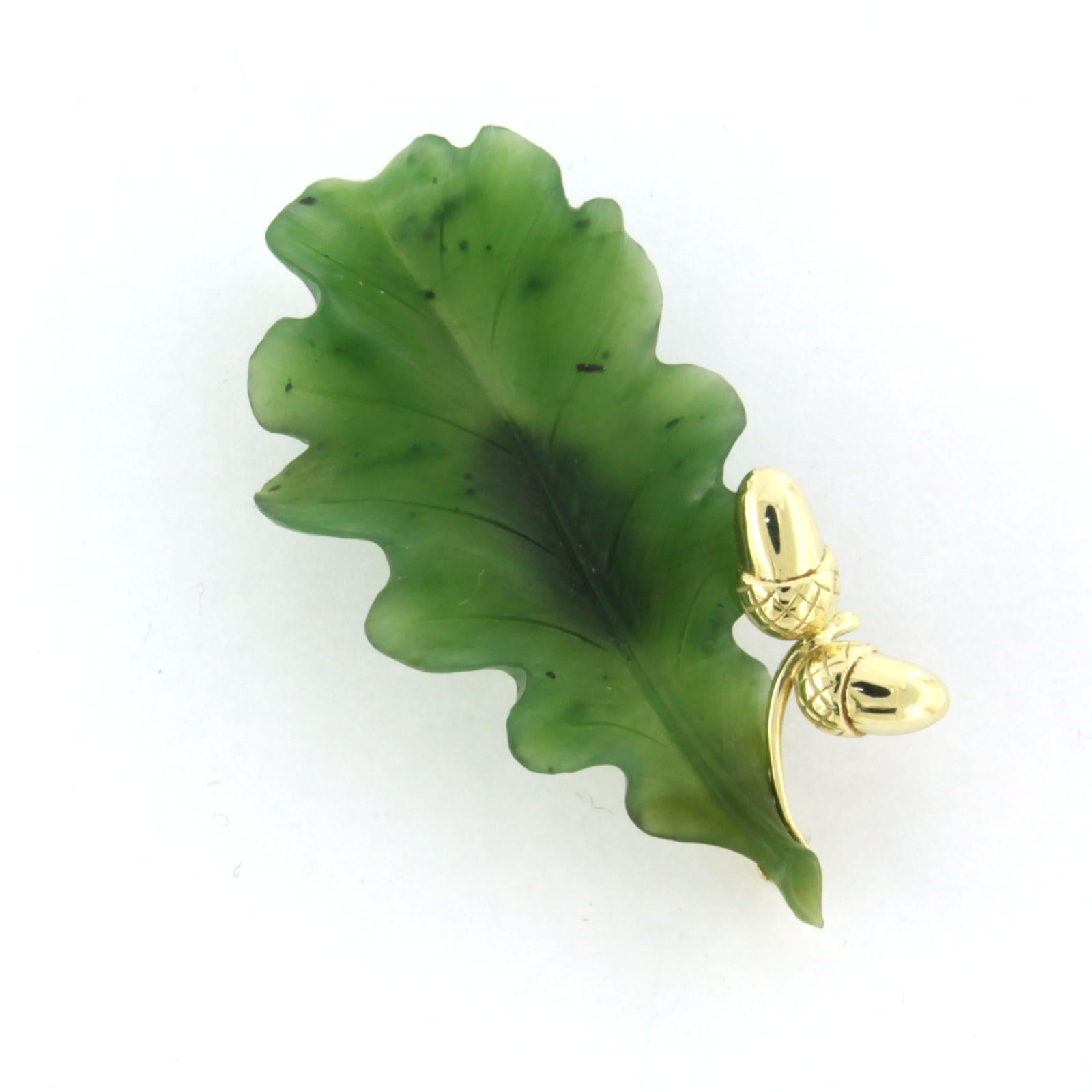 Modern 14k yellow gold brooch in the shape of a leaf set with moss agate For Sale