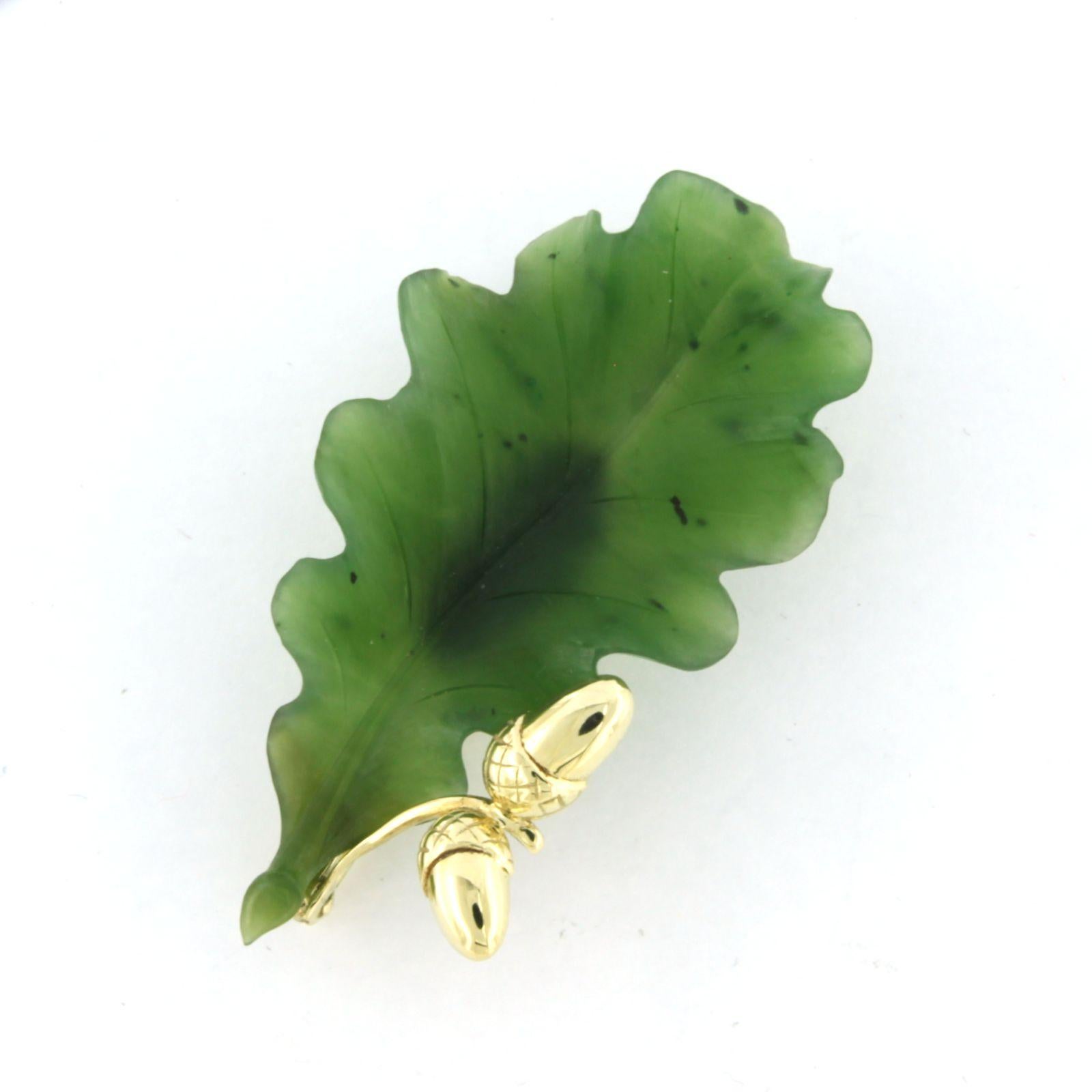 14k yellow gold brooch in the shape of a leaf set with moss agate In Good Condition For Sale In The Hague, ZH