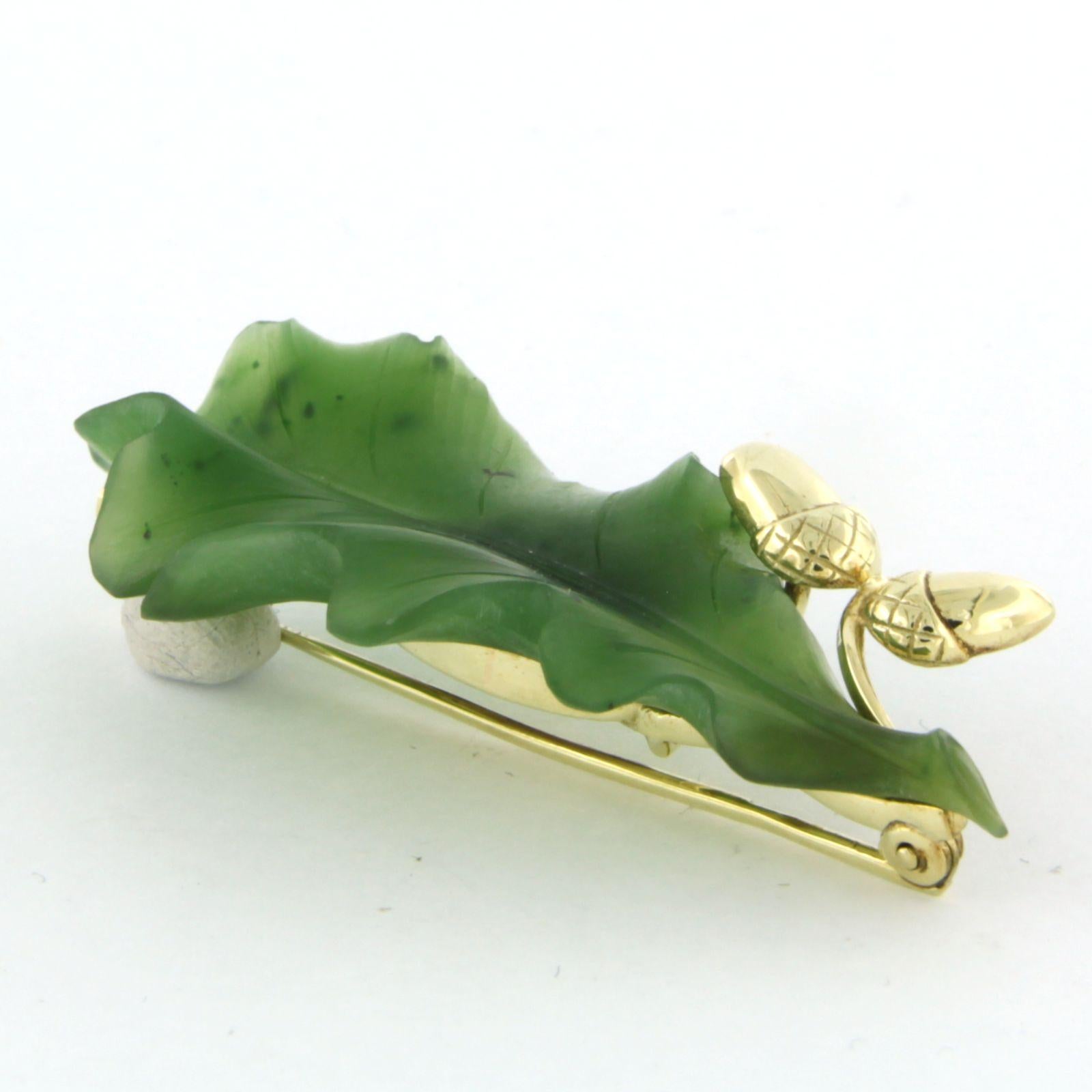 14k yellow gold brooch in the shape of a leaf set with moss agate For Sale 1
