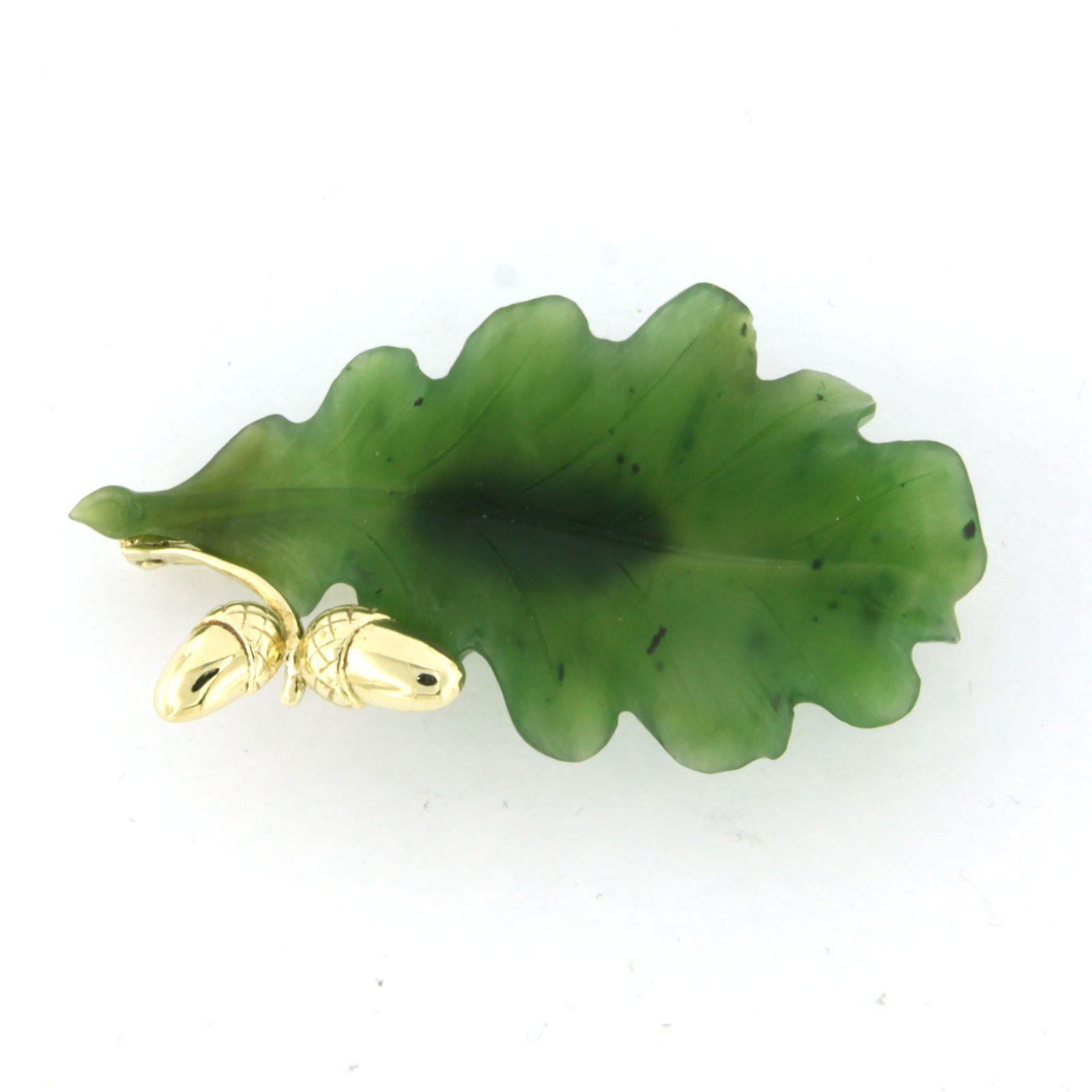 14k yellow gold brooch in the shape of a leaf set with moss agate For Sale 2