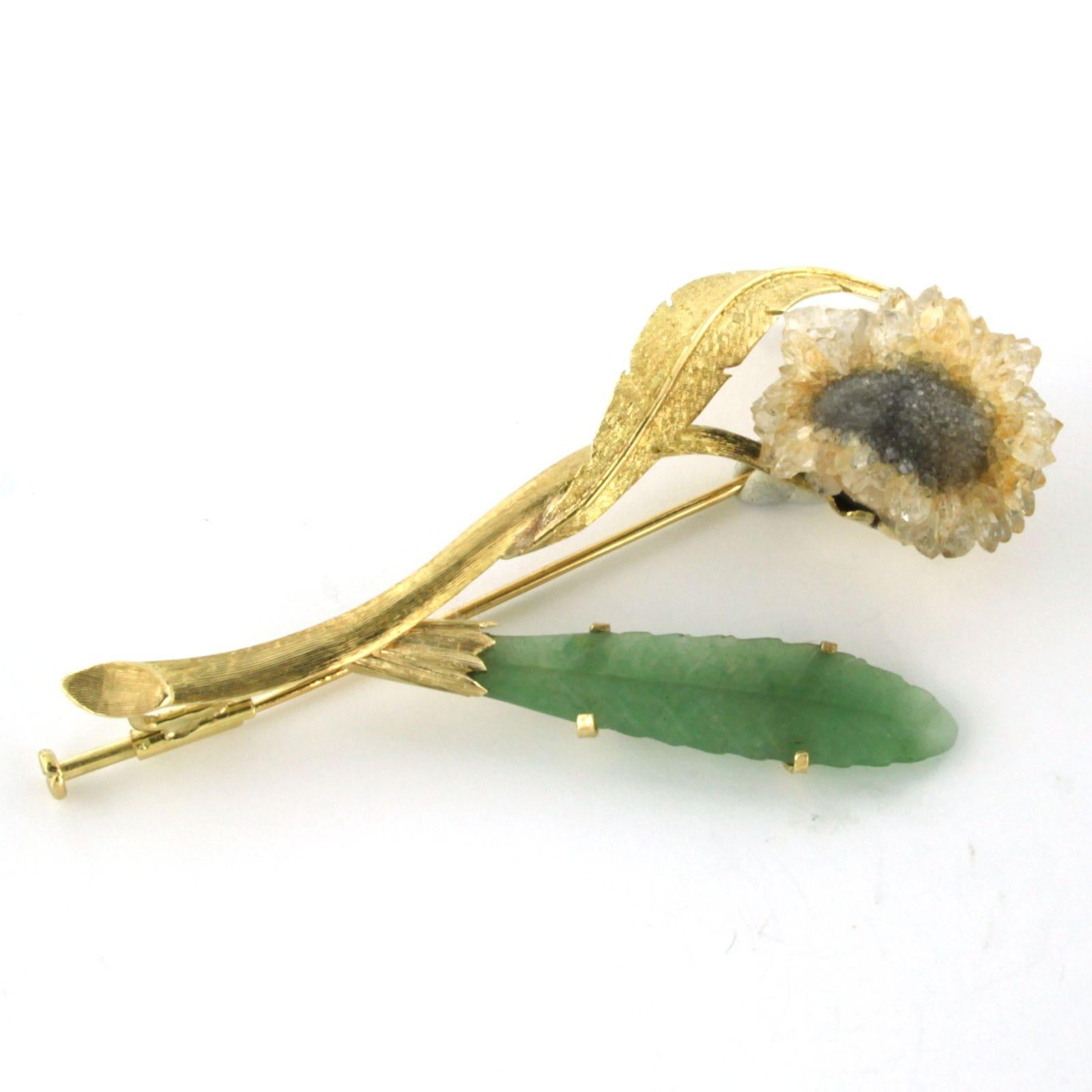 Spilla in oro giallo 14k con ametista e crisofraso incastonati

Descrizione dettagliata

Le dimensioni della spilla sono 7,5 cm di altezza e 4,5 cm di larghezza.

peso totale: 17,2 grammi

occupato con:

- 1 ametista grezza da 2,4 cm x 2,0