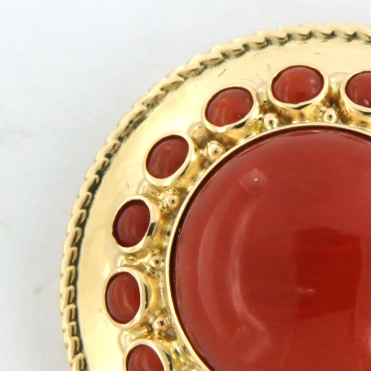 14k yellow gold brooch set with Corallium Rubrum - size 2.4 cm diameter 

detailed description:

 The diameter of the brooch is approximately 2.4 cm by 1.0 cm high

weight: 5.4 grams

set with

- 1 x 1.2 cm round cabochon cut Corallium Rubrum

- 16