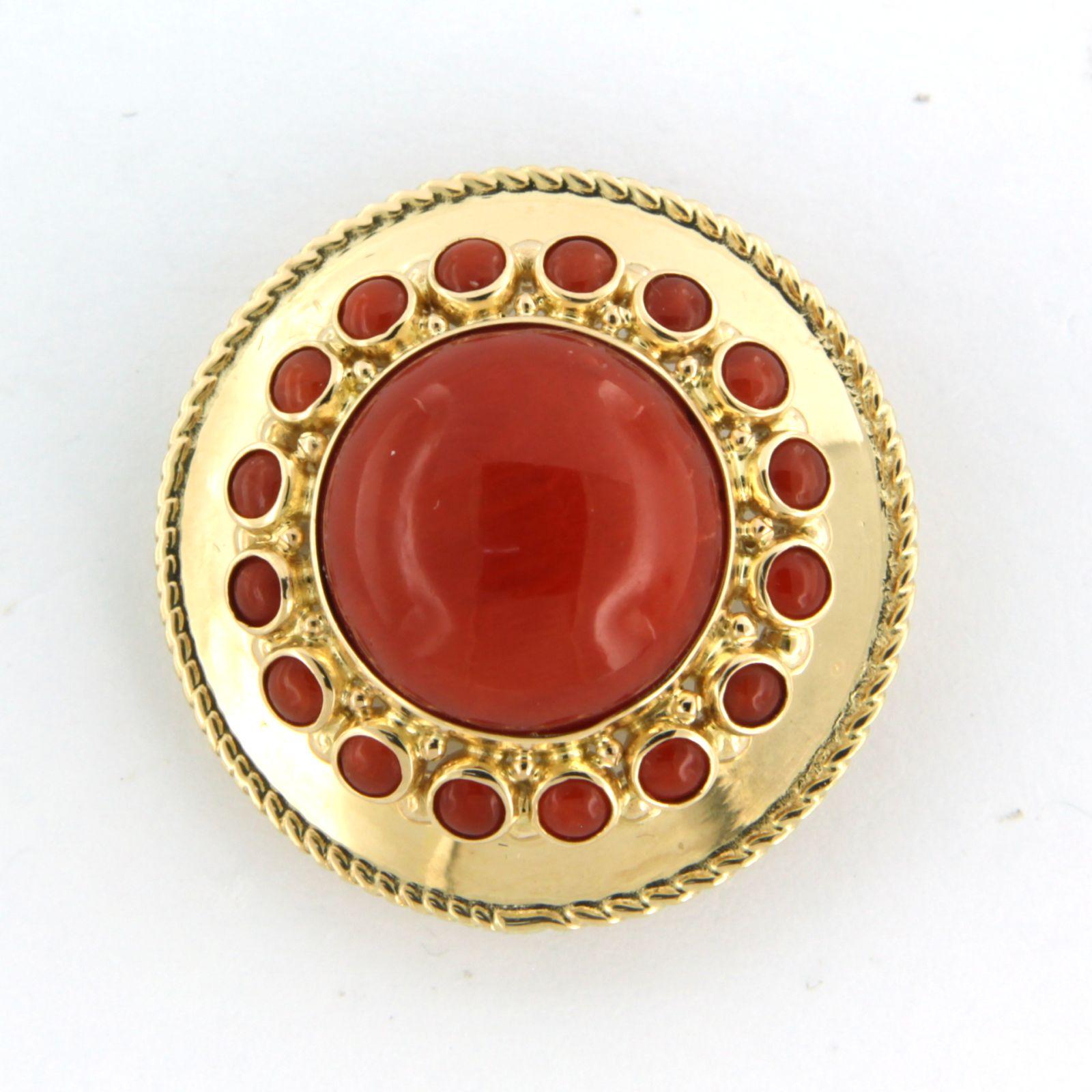Cabochon 14k yellow gold brooch set with Corallium Rubrum - 5.4 grams For Sale