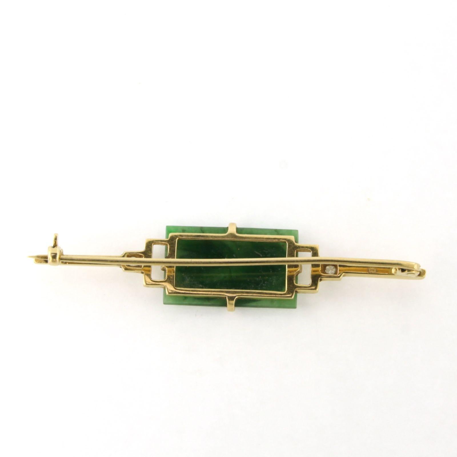 14k yellow gold brooch with a jade and single cut diamonds up to 0.03ct In Excellent Condition For Sale In The Hague, ZH